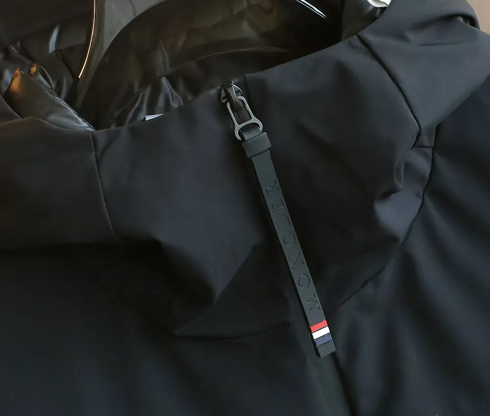 P1660 Old OEM channel, Moncler 25FW new thin and light men's hooded casual down jacket! Trading company orders Jeluz men's down inspired by classic, men's choice for outdoor activities! The product is made of GORE-Tex waterproof outdoor sports fabric and decorated with recyclable details, which demonstrates the brand's commitment to external environmental protection. The adjustable cuffs and two-way zipper ensure easy wearing and adjustment of the silhouette; the interior is made of European-standard environmentally friendly 90% white duck down + 10% feather high-content filling, which is warmer and lighter than traditional down jackets in the past. You will know its high-end atmosphere when you try it in person. The upper body is comfortable, warm and breathable without any bloated feeling! At the same time, it has a high sense of class and recognition. The seams of the body are all cut in position to ensure visual beauty, which is very time-consuming and material-consuming! The fashionable detachable vest can be worn alone. The detachable hooded stand-up collar design is easy to disassemble and assemble to create different fashionable looks. The concealed placket, two-way zipper opening and closing, elastic cuffs and drawstring hem cuff design can better withstand the cold wind and keep the upper body warm in autumn and winter. It is a tall and stylish item! Color: black, premium gray, off-white Size: M-3XL G9003 data reference: Size 1: shoulder width 51cm-bust 114cm-shirt length 70cm-sleeve length 61cm Size 2: shoulder width 52cm-chest 118cm-shirt length 71cm-sleeve length 62cm Size 3: shoulder width 53cm-chest 122cm-shirt length 72cm-sleeve length 63cm 4 Size: Shoulder width 54cm - Bust 126cm - Clothing length 73cm - Sleeve length 64cm Size 5: Shoulder width 55cm - Bust 130cm - Clothing length 75cm - Sleeve length 64cm