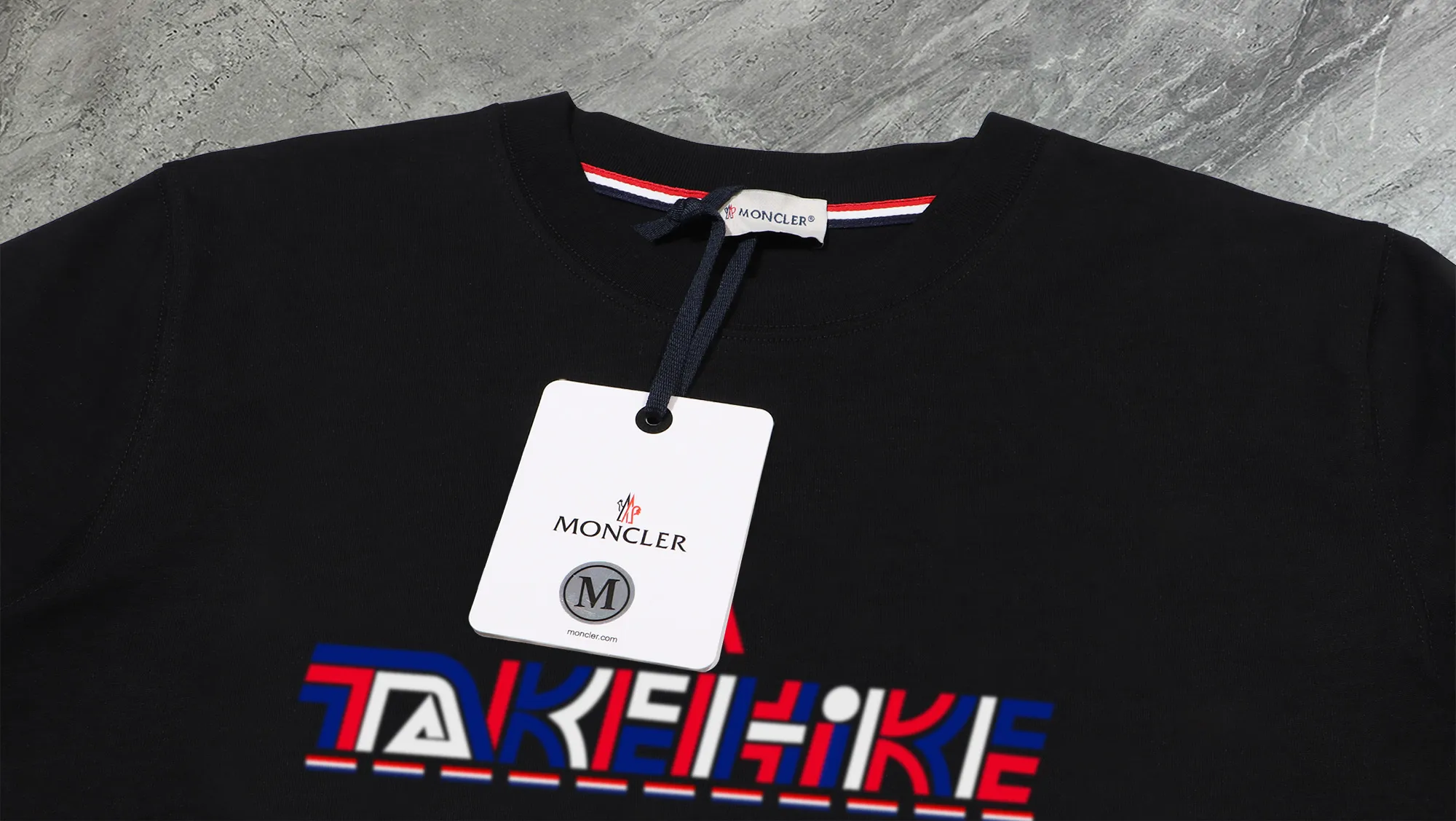 P210 High-version sweatshirt) [Long-term stock] 〖𝐌𝐎𝐍𝐂𝐋𝐄𝐑~Mask〗 Made of 440g heavy-weight fabric. It is different from the market currency. It can be matched with any variety and is properly handsome. 😎The whole dress is made of double waistcoats. The double waistcoats make the whole dress more three-dimensional. Not ordinary factories can do such fine work. 2025 Spring runway version of the T stage, on sale at the counter, round neck terry sweatshirt, high-end double-strand pure cotton, custom-made stretch ribs, dyed in the same vat, complete with three standards, matched with exquisite embroidered LOGO on the chest, simple and advanced, same style for men and women. Color: black, apricot, white, size: S M L XL 2XL