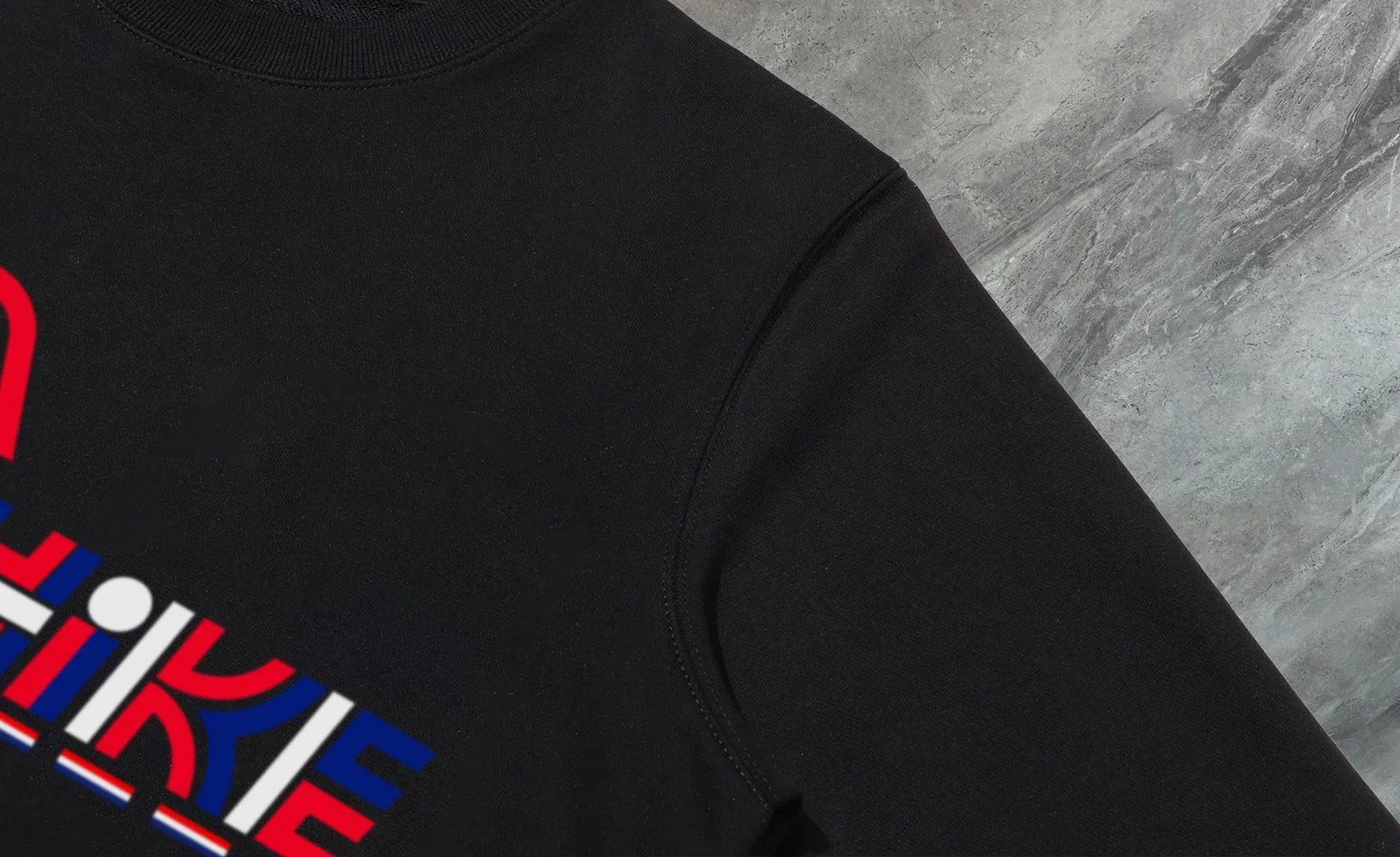P210 High-version sweatshirt) [Long-term stock] 〖𝐌𝐎𝐍𝐂𝐋𝐄𝐑~Mask〗 Made of 440g heavy-weight fabric. It is different from the market currency. It can be matched with any variety and is properly handsome. 😎The whole dress is made of double waistcoats. The double waistcoats make the whole dress more three-dimensional. Not ordinary factories can do such fine work. 2025 Spring runway version of the T stage, on sale at the counter, round neck terry sweatshirt, high-end double-strand pure cotton, custom-made stretch ribs, dyed in the same vat, complete with three standards, matched with exquisite embroidered LOGO on the chest, simple and advanced, same style for men and women. Color: black, apricot, white, size: S M L XL 2XL
