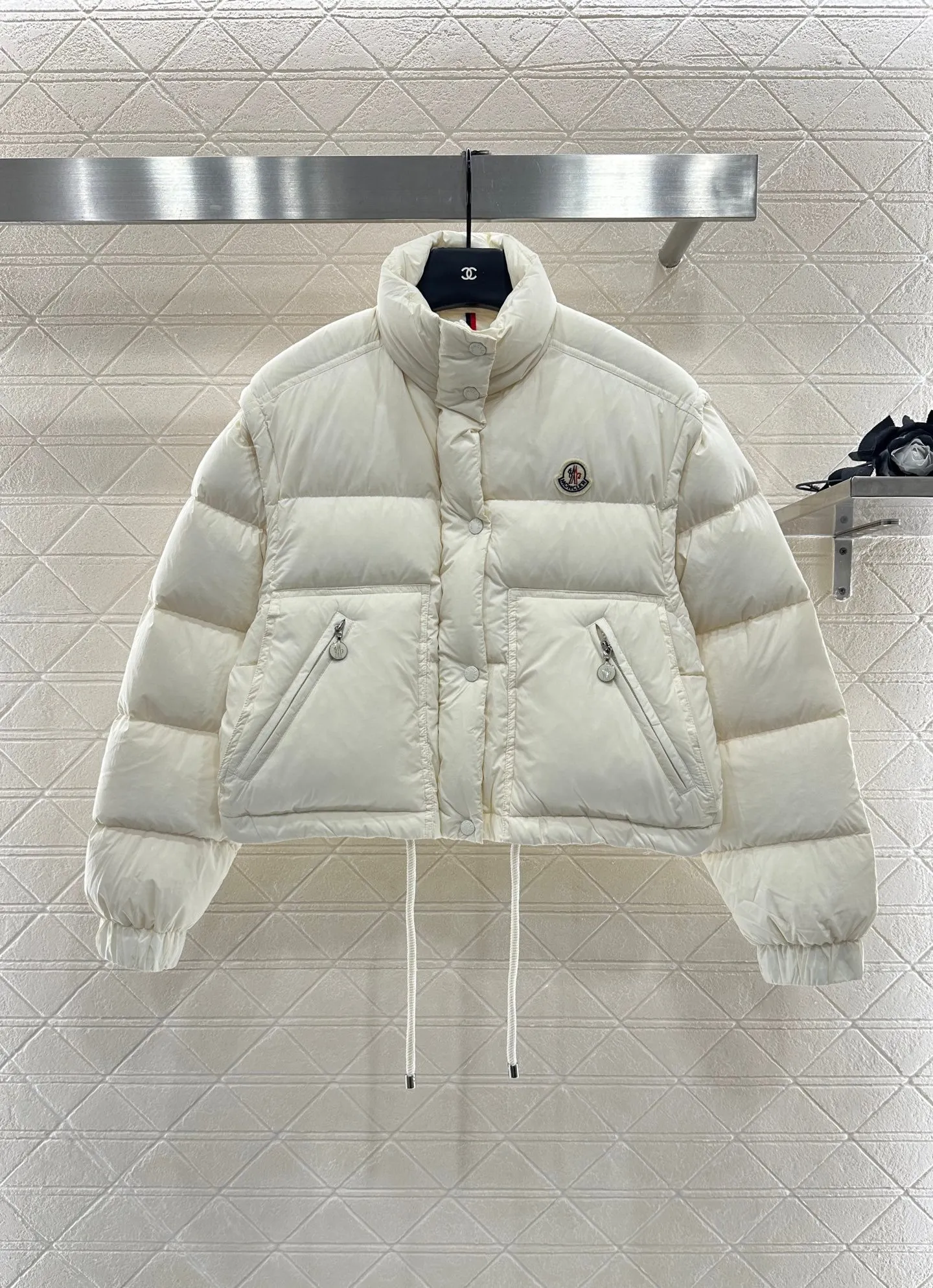 P1040 women's moncler🌟mask new autumn and winter down jacket. Original custom-made hardware accessories are all imported and original customization. Welcome to compare. Absolutely high quality. Made of top 90 white goose down. Super soft. Filled with fluffy and full feathers. Super heavy work. Fabric workmanship and perfect pattern. Pay attention to the fabric. Super comfortable. Exclusive model. Non-market goods. Color; white khaki. Size: 1234.