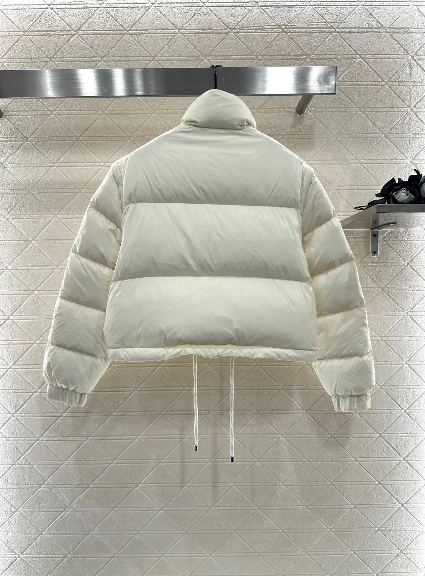 P1040 women's moncler🌟mask new autumn and winter down jacket. Original custom-made hardware accessories are all imported and original customization. Welcome to compare. Absolutely high quality. Made of top 90 white goose down. Super soft. Filled with fluffy and full feathers. Super heavy work. Fabric workmanship and perfect pattern. Pay attention to the fabric. Super comfortable. Exclusive model. Non-market goods. Color; white khaki. Size: 1234.