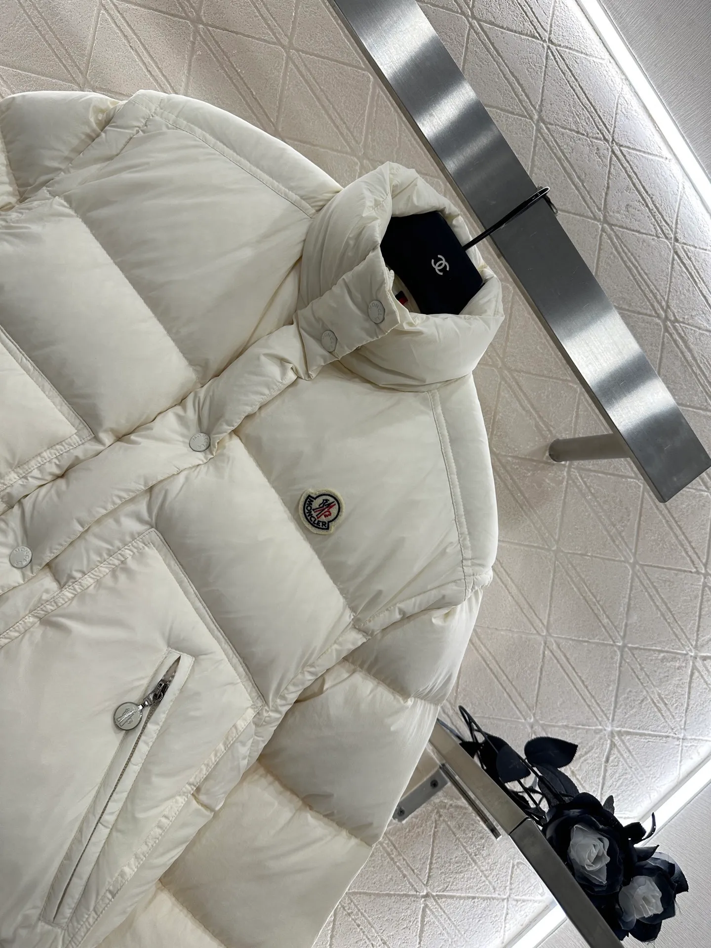P1040 women's moncler🌟mask new autumn and winter down jacket. Original custom-made hardware accessories are all imported and original customization. Welcome to compare. Absolutely high quality. Made of top 90 white goose down. Super soft. Filled with fluffy and full feathers. Super heavy work. Fabric workmanship and perfect pattern. Pay attention to the fabric. Super comfortable. Exclusive model. Non-market goods. Color; white khaki. Size: 1234.