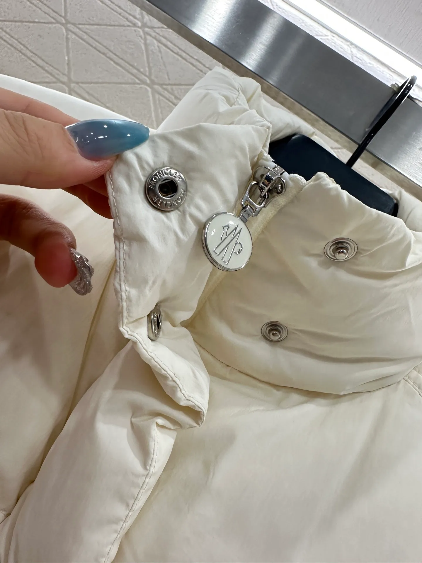 P1040 women's moncler🌟mask new autumn and winter down jacket. Original custom-made hardware accessories are all imported and original customization. Welcome to compare. Absolutely high quality. Made of top 90 white goose down. Super soft. Filled with fluffy and full feathers. Super heavy work. Fabric workmanship and perfect pattern. Pay attention to the fabric. Super comfortable. Exclusive model. Non-market goods. Color; white khaki. Size: 1234.