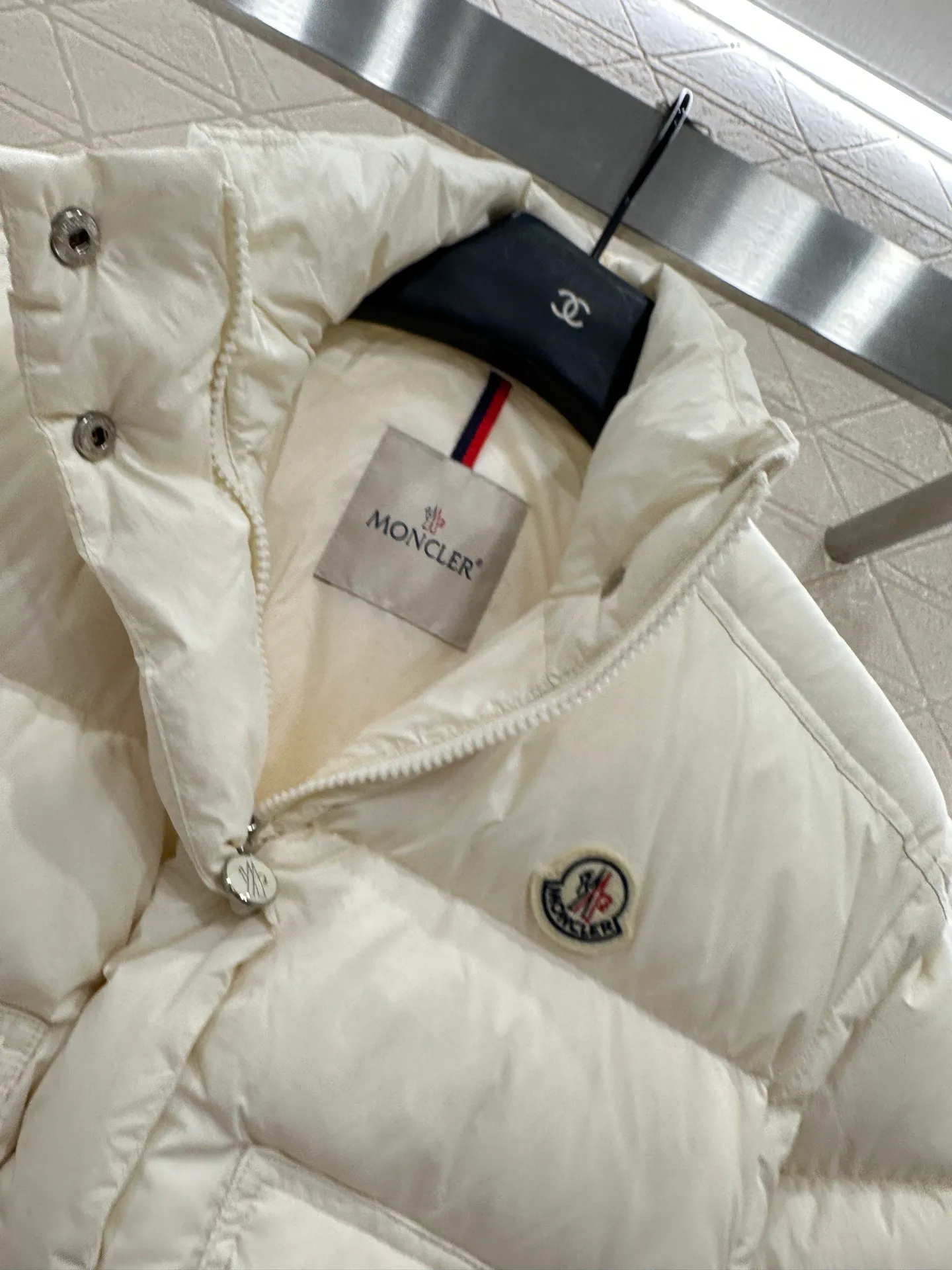 P1040 women's moncler🌟mask new autumn and winter down jacket. Original custom-made hardware accessories are all imported and original customization. Welcome to compare. Absolutely high quality. Made of top 90 white goose down. Super soft. Filled with fluffy and full feathers. Super heavy work. Fabric workmanship and perfect pattern. Pay attention to the fabric. Super comfortable. Exclusive model. Non-market goods. Color; white khaki. Size: 1234.