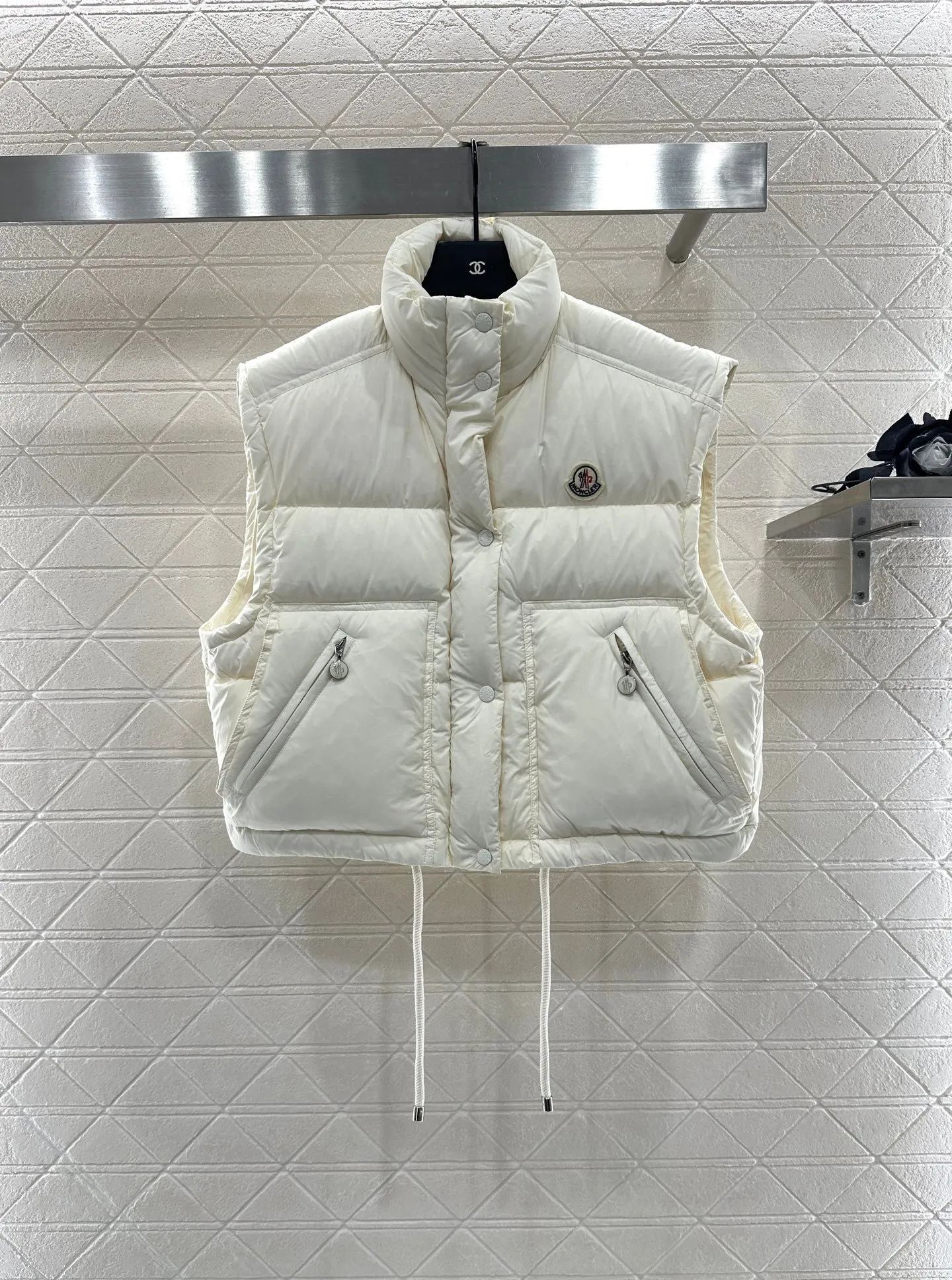 P1040 women's moncler🌟mask new autumn and winter down jacket. Original custom-made hardware accessories are all imported and original customization. Welcome to compare. Absolutely high quality. Made of top 90 white goose down. Super soft. Filled with fluffy and full feathers. Super heavy work. Fabric workmanship and perfect pattern. Pay attention to the fabric. Super comfortable. Exclusive model. Non-market goods. Color; white khaki. Size: 1234.