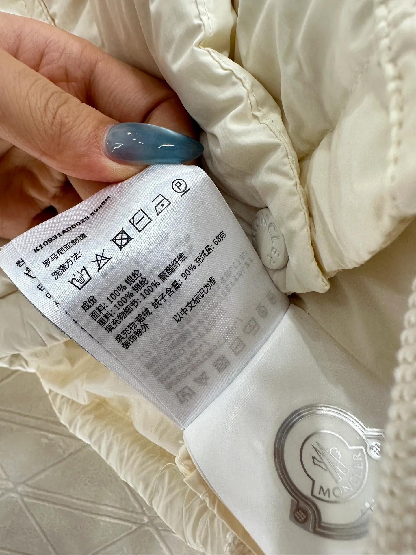 P1040 women's moncler🌟mask new autumn and winter down jacket. Original custom-made hardware accessories are all imported and original customization. Welcome to compare. Absolutely high quality. Made of top 90 white goose down. Super soft. Filled with fluffy and full feathers. Super heavy work. Fabric workmanship and perfect pattern. Pay attention to the fabric. Super comfortable. Exclusive model. Non-market goods. Color; white khaki. Size: 1234.