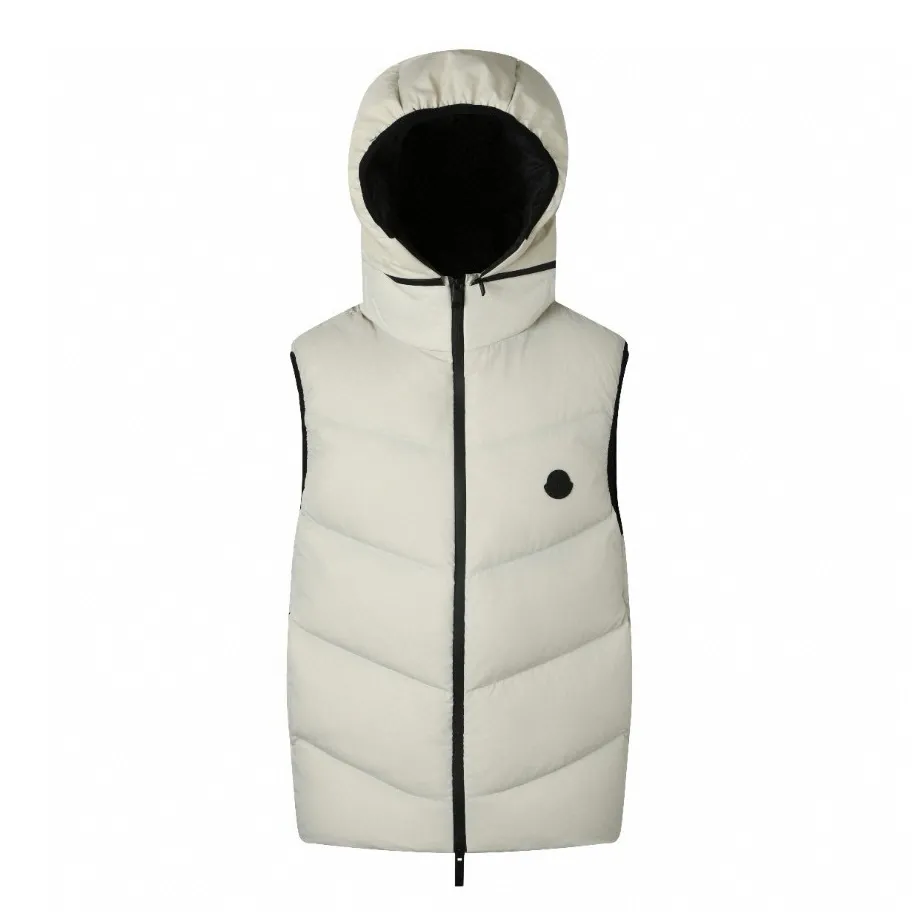 P680 Exclusive supply] Moncler Guersac Twill Quilted Hooded Down Vest (White) The fabric is made of nylon fabric made of 100% nylon. It is woven into a tight and tough fabric through advanced textile technology. It improves the strength of the skeleton and effectively blocks the invasion of cold wind and locks in the warm air generated by the down layer. After tight weaving and special processing, it is waterproof and windproof. The surface forms a certain lotus leaf effect, and is anti-wrinkle and not easy to deform, making it easy for daily care. Filled with 90% selected white duck down and weighing 170g, it ensures fluffiness, quick rebound, lightness and warmth. The quilting stitches are sewn in a diagonal direction at an angle of about 70 degrees, and the diagonal lines are arranged in parallel. The fabric and filling are planned into different functional areas, and the quilting stitches in each partition are relatively independent. This allows the finished product to produce a larger deformation space along the diagonal direction when stretched and pressed, making it less likely to tighten and break, and has rich visual effects, modern and advanced features. After the hood is removed, the stand-up collar displays an embossed logo of the same color, adding a unique visual experience and tactile details. Size:1-2-3-4