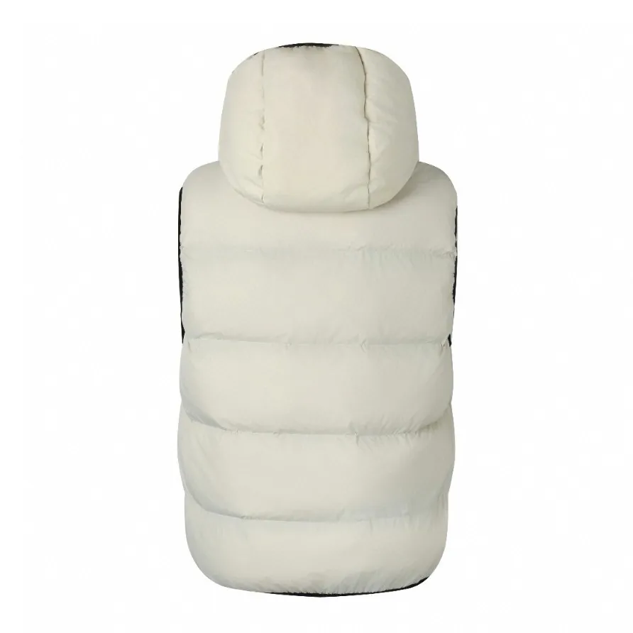 P680 Exclusive supply] Moncler Guersac Twill Quilted Hooded Down Vest (White) The fabric is made of nylon fabric made of 100% nylon. It is woven into a tight and tough fabric through advanced textile technology. It improves the strength of the skeleton and effectively blocks the invasion of cold wind and locks in the warm air generated by the down layer. After tight weaving and special processing, it is waterproof and windproof. The surface forms a certain lotus leaf effect, and is anti-wrinkle and not easy to deform, making it easy for daily care. Filled with 90% selected white duck down and weighing 170g, it ensures fluffiness, quick rebound, lightness and warmth. The quilting stitches are sewn in a diagonal direction at an angle of about 70 degrees, and the diagonal lines are arranged in parallel. The fabric and filling are planned into different functional areas, and the quilting stitches in each partition are relatively independent. This allows the finished product to produce a larger deformation space along the diagonal direction when stretched and pressed, making it less likely to tighten and break, and has rich visual effects, modern and advanced features. After the hood is removed, the stand-up collar displays an embossed logo of the same color, adding a unique visual experience and tactile details. Size:1-2-3-4