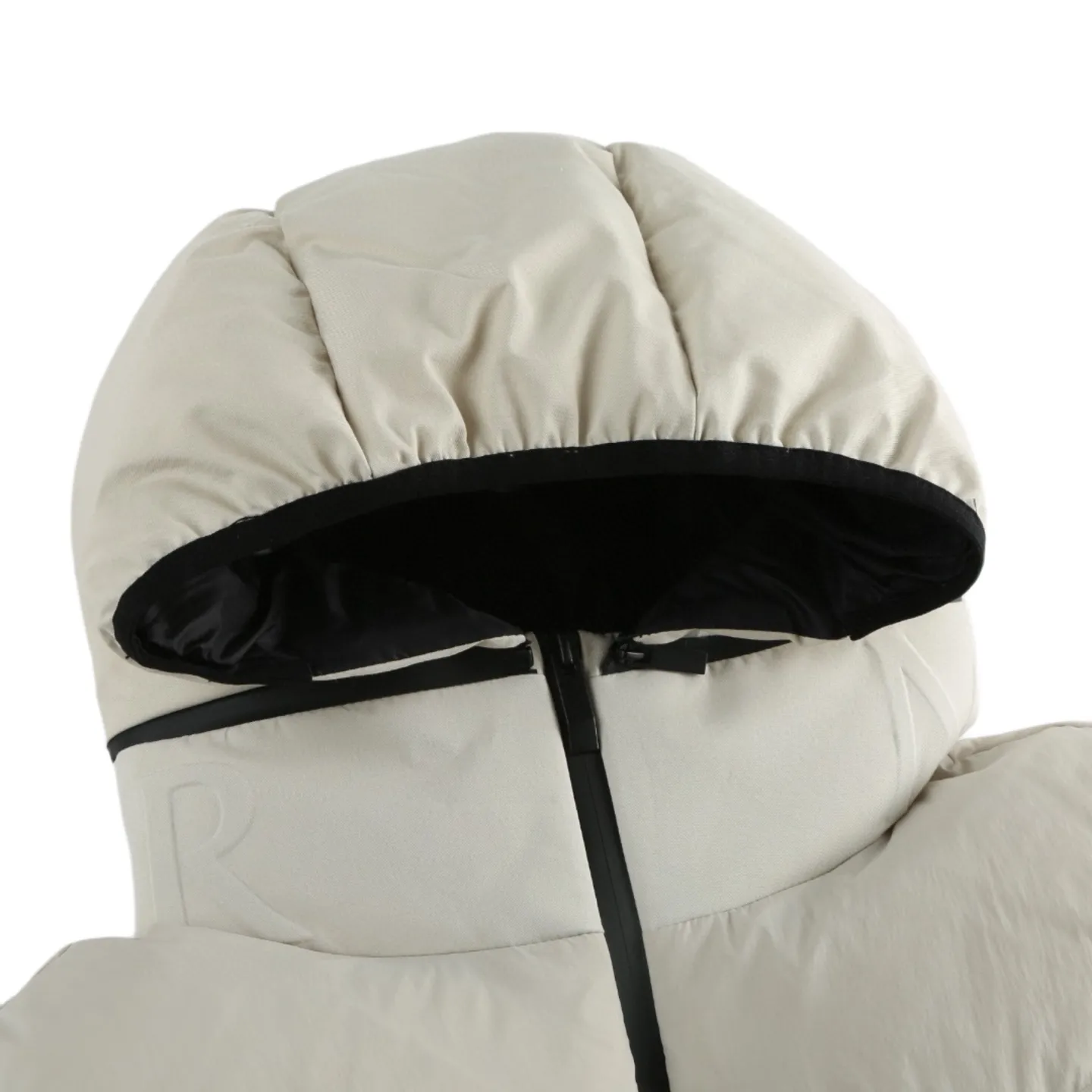 P680 Exclusive supply] Moncler Guersac Twill Quilted Hooded Down Vest (White) The fabric is made of nylon fabric made of 100% nylon. It is woven into a tight and tough fabric through advanced textile technology. It improves the strength of the skeleton and effectively blocks the invasion of cold wind and locks in the warm air generated by the down layer. After tight weaving and special processing, it is waterproof and windproof. The surface forms a certain lotus leaf effect, and is anti-wrinkle and not easy to deform, making it easy for daily care. Filled with 90% selected white duck down and weighing 170g, it ensures fluffiness, quick rebound, lightness and warmth. The quilting stitches are sewn in a diagonal direction at an angle of about 70 degrees, and the diagonal lines are arranged in parallel. The fabric and filling are planned into different functional areas, and the quilting stitches in each partition are relatively independent. This allows the finished product to produce a larger deformation space along the diagonal direction when stretched and pressed, making it less likely to tighten and break, and has rich visual effects, modern and advanced features. After the hood is removed, the stand-up collar displays an embossed logo of the same color, adding a unique visual experience and tactile details. Size:1-2-3-4