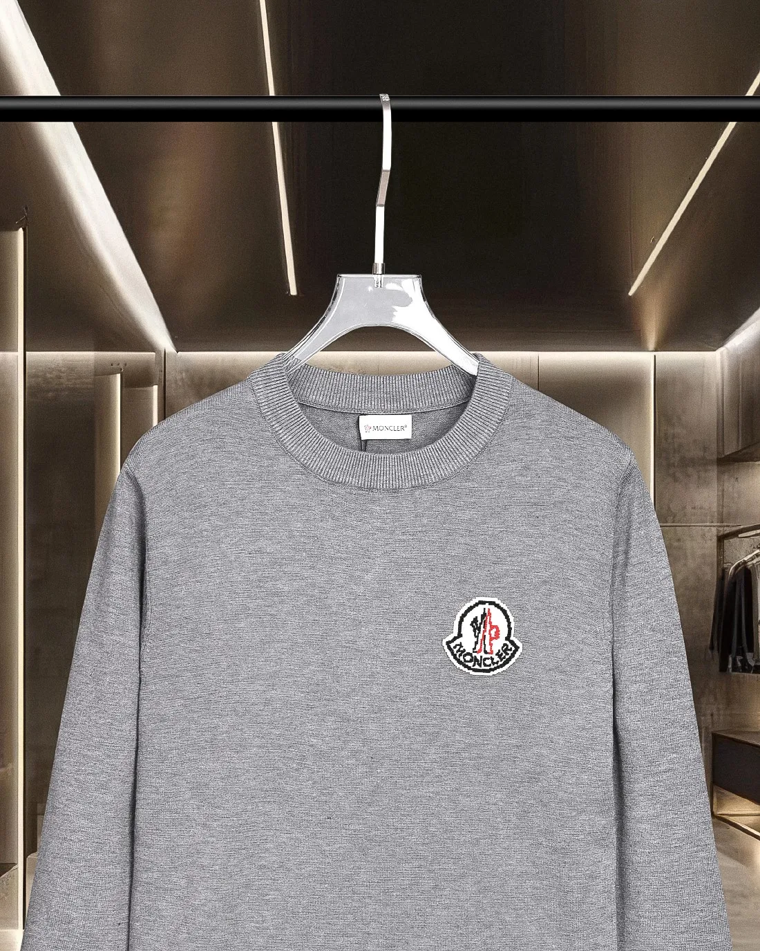 P236 (please stock available) Moncler/Mask 25Fw classic chest Logo letter badge logo casual knitted pullover sweater 2025FW official website new original fabric official same style Selected sweater customization Imported wool fabric High-end version, counter custom fabric High breathability and comfort, precision production, impeccable detail processing, ✅customized logo engraved buttons, three complete labels. Brand element design concept reflects high quality. It feels delicate and soft! Presenting a casual cut, the upper body shape is great 🐍 Color; black, white and gray Size: M-XXXL