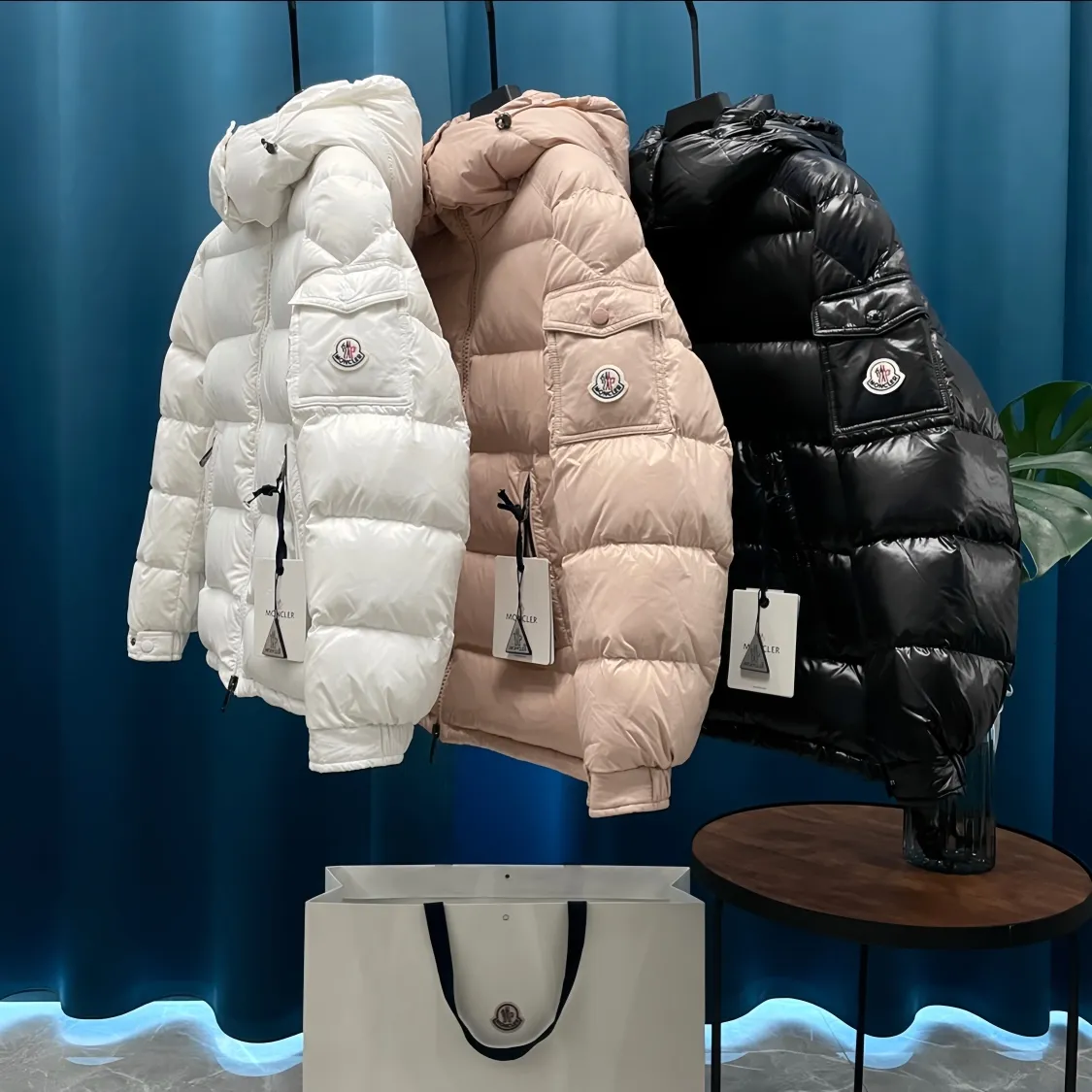 P760 Moncler➡️Maire women's down jacket. There are too many versions on the market. Quality and price are proportional. ➖Authentic synchronous anti-counterfeiting chip sensor! ➖National standard white duck down, high version of the classic series, never false goose down and other series of misleading! ➖15D nylon fabric/lining is of the highest standard, never velvet! ➖The original Velcro is durable, and the accessories and hardware are all custom-made from the original factory, 100% restoring the replica quality! ➖The perfect combination of every link ensures the smoothness of every piece of clothing, the Rolls-Royce of down jackets!