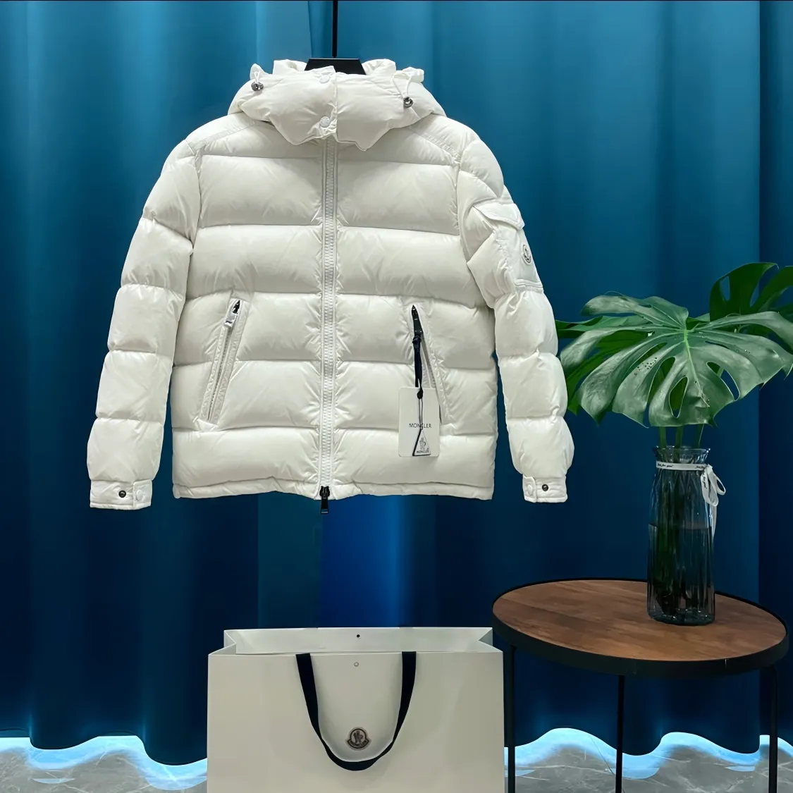 P760 Moncler➡️Maire women's down jacket. There are too many versions on the market. Quality and price are proportional. ➖Authentic synchronous anti-counterfeiting chip sensor! ➖National standard white duck down, high version of the classic series, never false goose down and other series of misleading! ➖15D nylon fabric/lining is of the highest standard, never velvet! ➖The original Velcro is durable, and the accessories and hardware are all custom-made from the original factory, 100% restoring the replica quality! ➖The perfect combination of every link ensures the smoothness of every piece of clothing, the Rolls-Royce of down jackets!