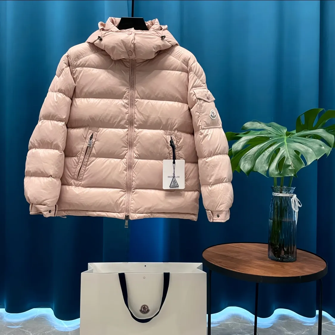 P760 Moncler➡️Maire women's down jacket. There are too many versions on the market. Quality and price are proportional. ➖Authentic synchronous anti-counterfeiting chip sensor! ➖National standard white duck down, high version of the classic series, never false goose down and other series of misleading! ➖15D nylon fabric/lining is of the highest standard, never velvet! ➖The original Velcro is durable, and the accessories and hardware are all custom-made from the original factory, 100% restoring the replica quality! ➖The perfect combination of every link ensures the smoothness of every piece of clothing, the Rolls-Royce of down jackets!