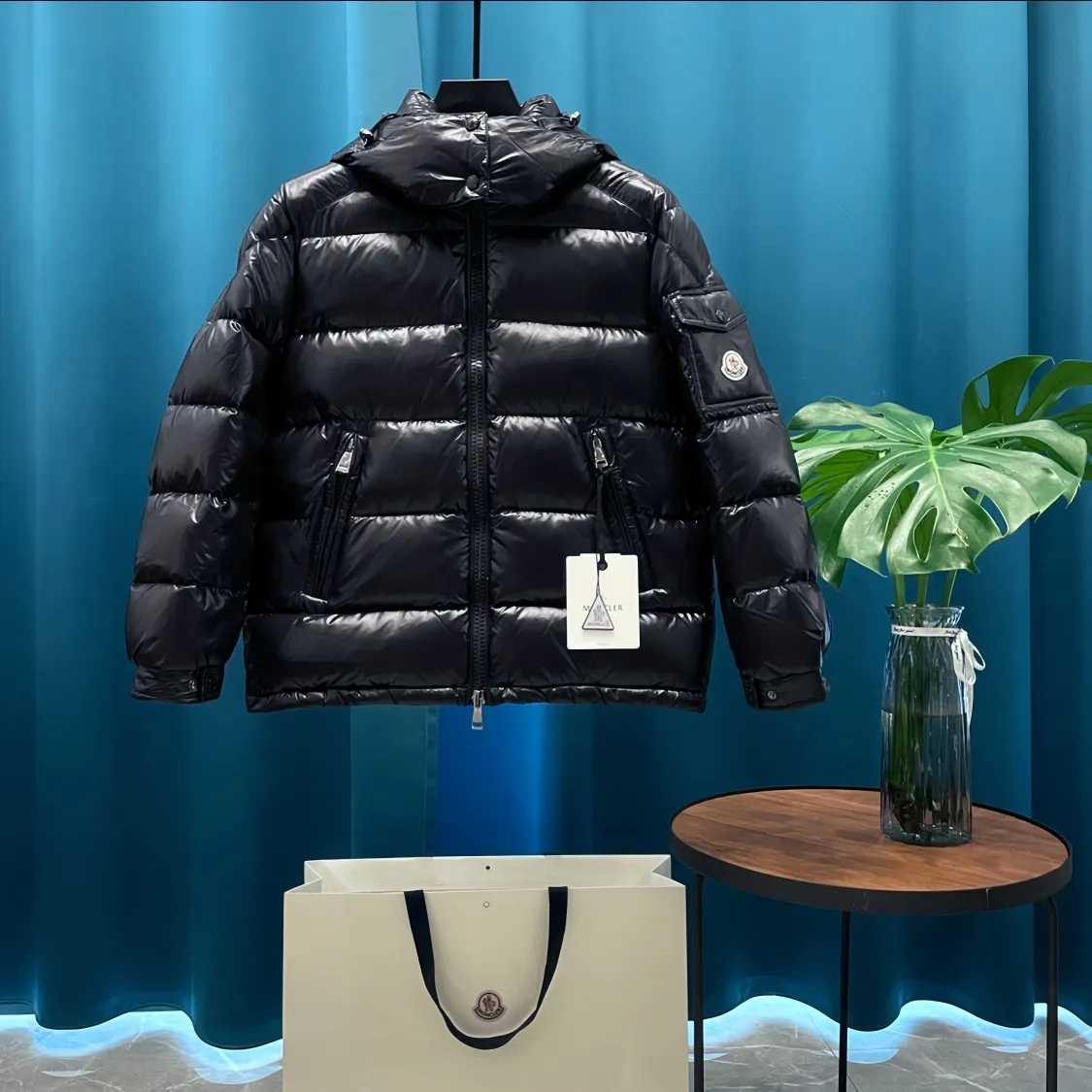P760 Moncler➡️Maire women's down jacket. There are too many versions on the market. Quality and price are proportional. ➖Authentic synchronous anti-counterfeiting chip sensor! ➖National standard white duck down, high version of the classic series, never false goose down and other series of misleading! ➖15D nylon fabric/lining is of the highest standard, never velvet! ➖The original Velcro is durable, and the accessories and hardware are all custom-made from the original factory, 100% restoring the replica quality! ➖The perfect combination of every link ensures the smoothness of every piece of clothing, the Rolls-Royce of down jackets!