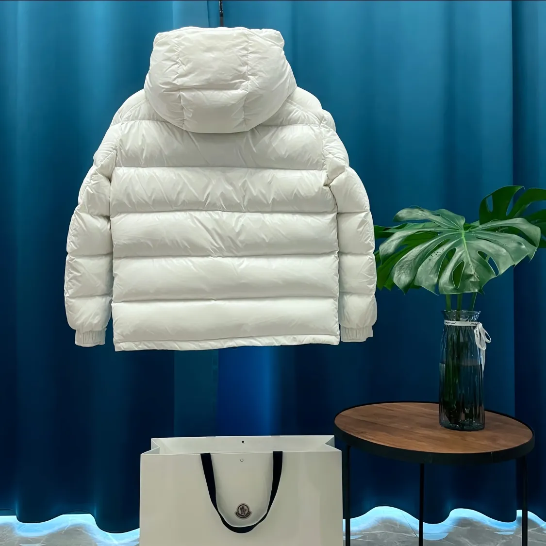 P760 Moncler➡️Maire women's down jacket. There are too many versions on the market. Quality and price are proportional. ➖Authentic synchronous anti-counterfeiting chip sensor! ➖National standard white duck down, high version of the classic series, never false goose down and other series of misleading! ➖15D nylon fabric/lining is of the highest standard, never velvet! ➖The original Velcro is durable, and the accessories and hardware are all custom-made from the original factory, 100% restoring the replica quality! ➖The perfect combination of every link ensures the smoothness of every piece of clothing, the Rolls-Royce of down jackets!