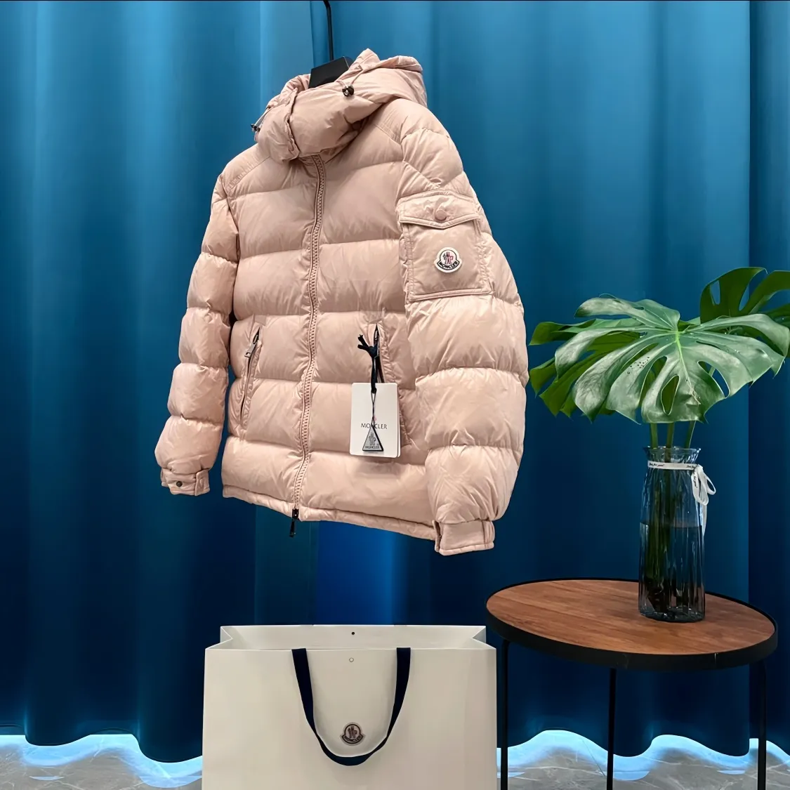 P760 Moncler➡️Maire women's down jacket. There are too many versions on the market. Quality and price are proportional. ➖Authentic synchronous anti-counterfeiting chip sensor! ➖National standard white duck down, high version of the classic series, never false goose down and other series of misleading! ➖15D nylon fabric/lining is of the highest standard, never velvet! ➖The original Velcro is durable, and the accessories and hardware are all custom-made from the original factory, 100% restoring the replica quality! ➖The perfect combination of every link ensures the smoothness of every piece of clothing, the Rolls-Royce of down jackets!
