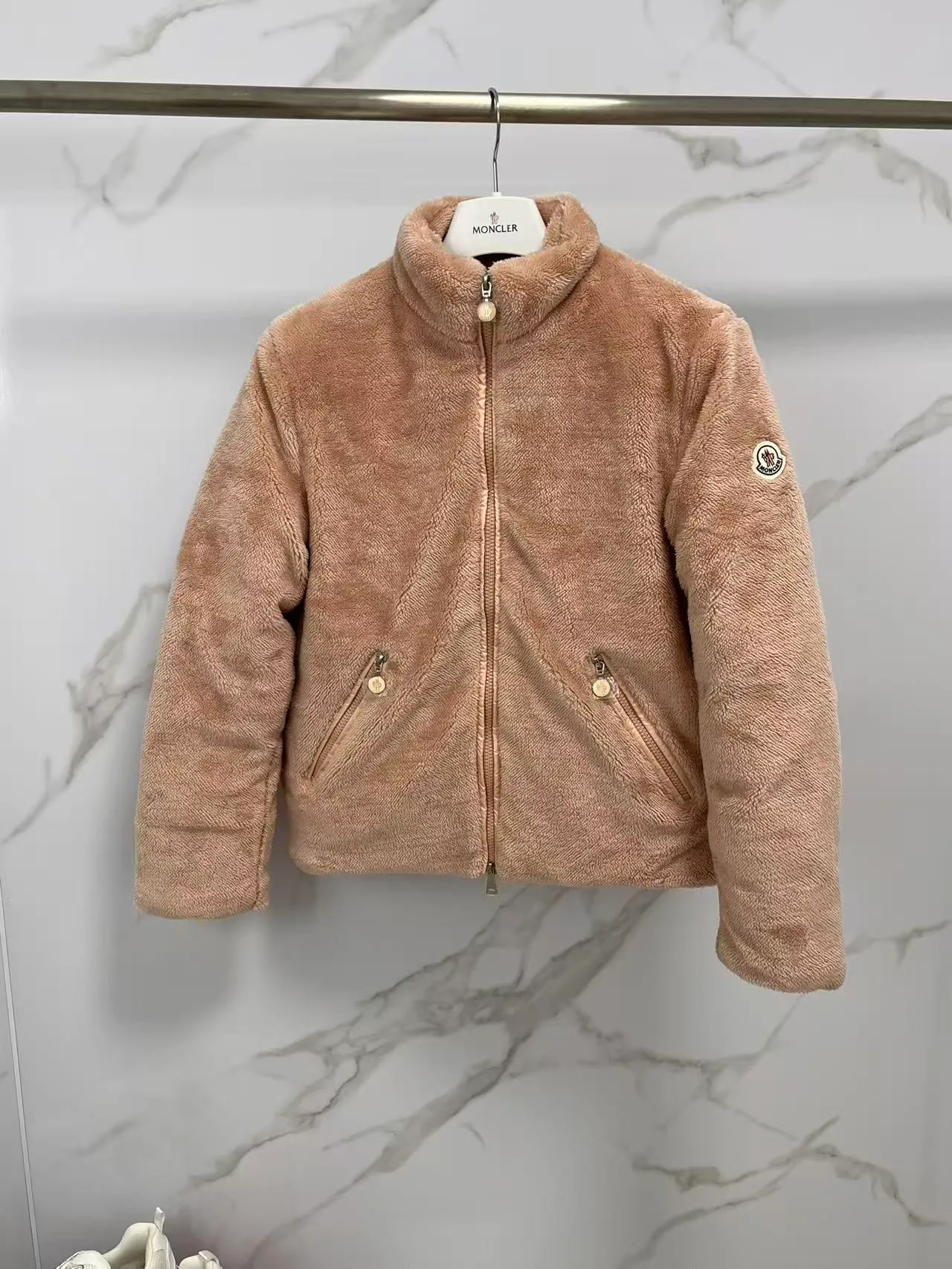 P820 ​​🆕❤️Moncler this model: Polignac en teddy splicing design, filled with goose down ~ Super soft texture, delicate material for skin care ~ 2025 new color pink, gray, off-white