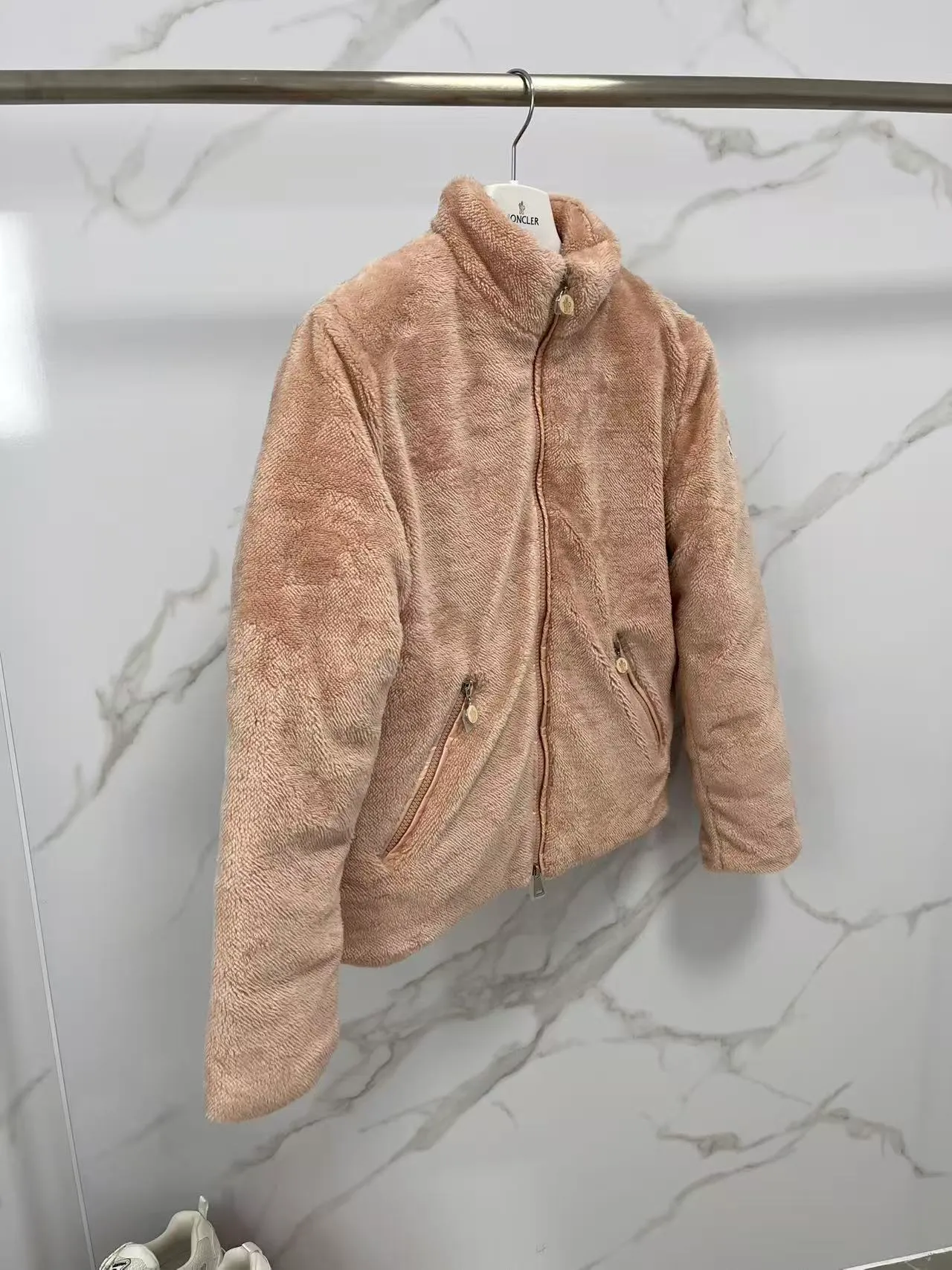 P820 ​​🆕❤️Moncler this model: Polignac en teddy splicing design, filled with goose down ~ Super soft texture, delicate material for skin care ~ 2025 new color pink, gray, off-white