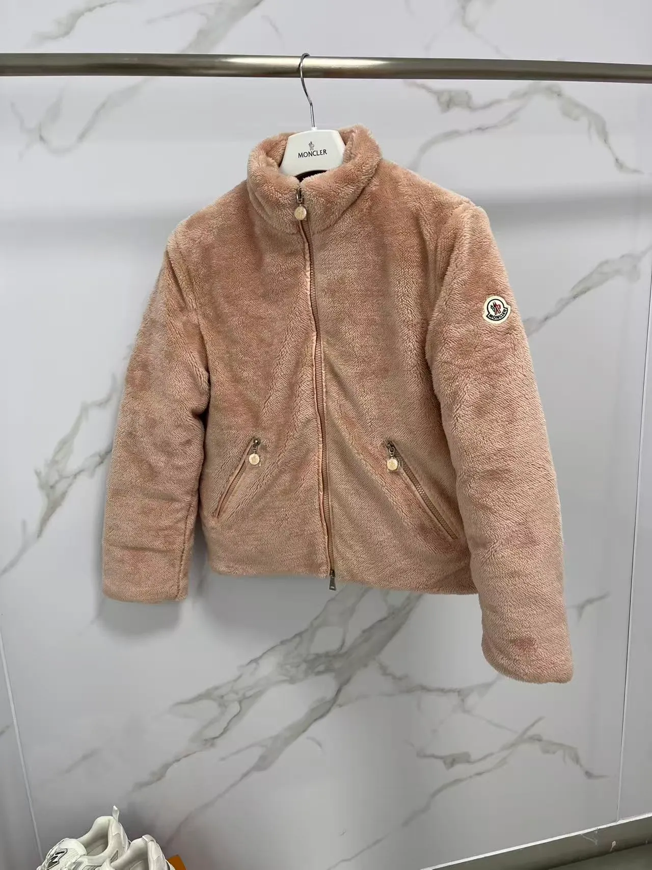P820 ​​🆕❤️Moncler this model: Polignac en teddy splicing design, filled with goose down ~ Super soft texture, delicate material for skin care ~ 2025 new color pink, gray, off-white