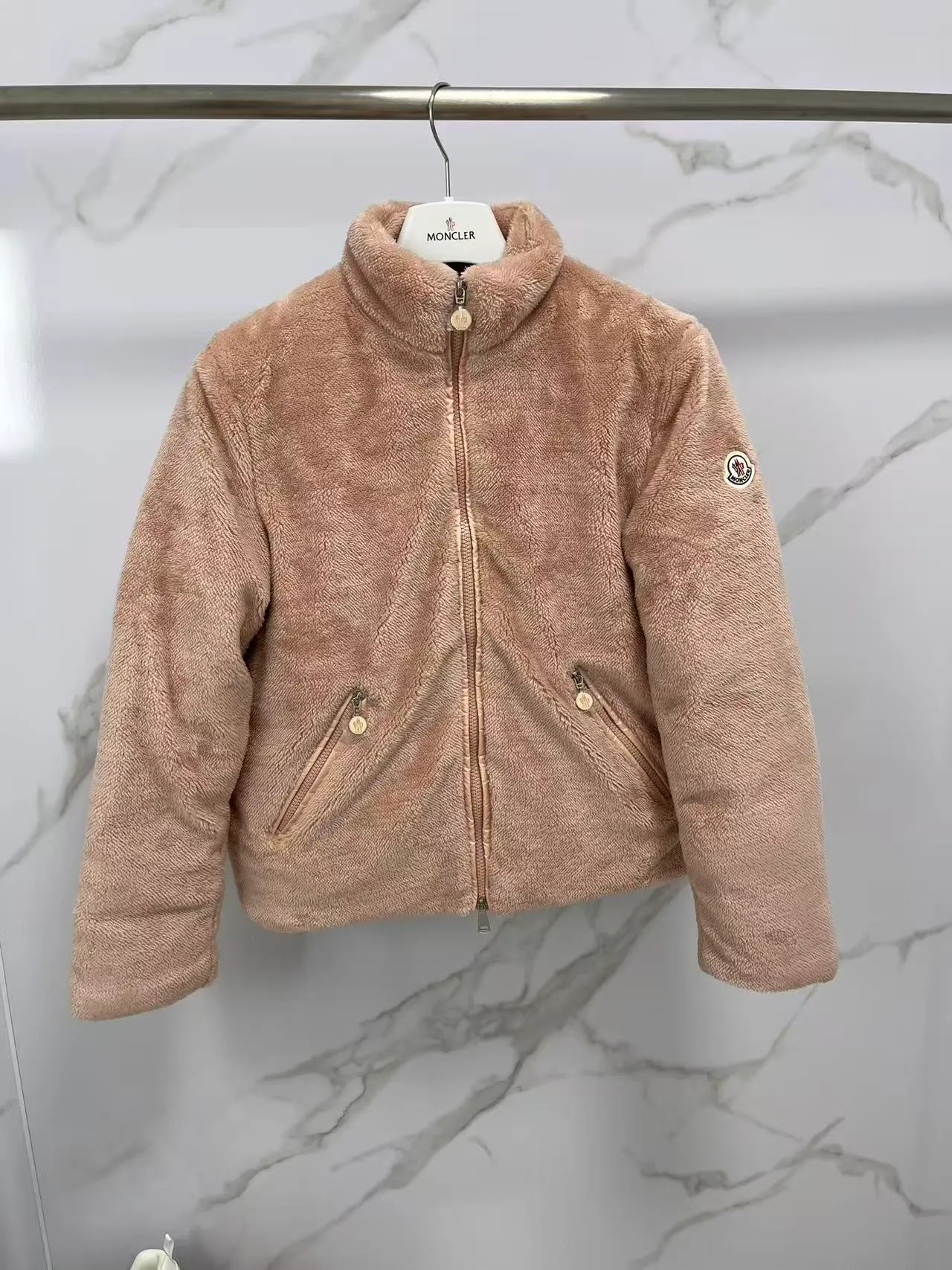 P820 ​​🆕❤️Moncler this model: Polignac en teddy splicing design, filled with goose down ~ Super soft texture, delicate material for skin care ~ 2025 new color pink, gray, off-white