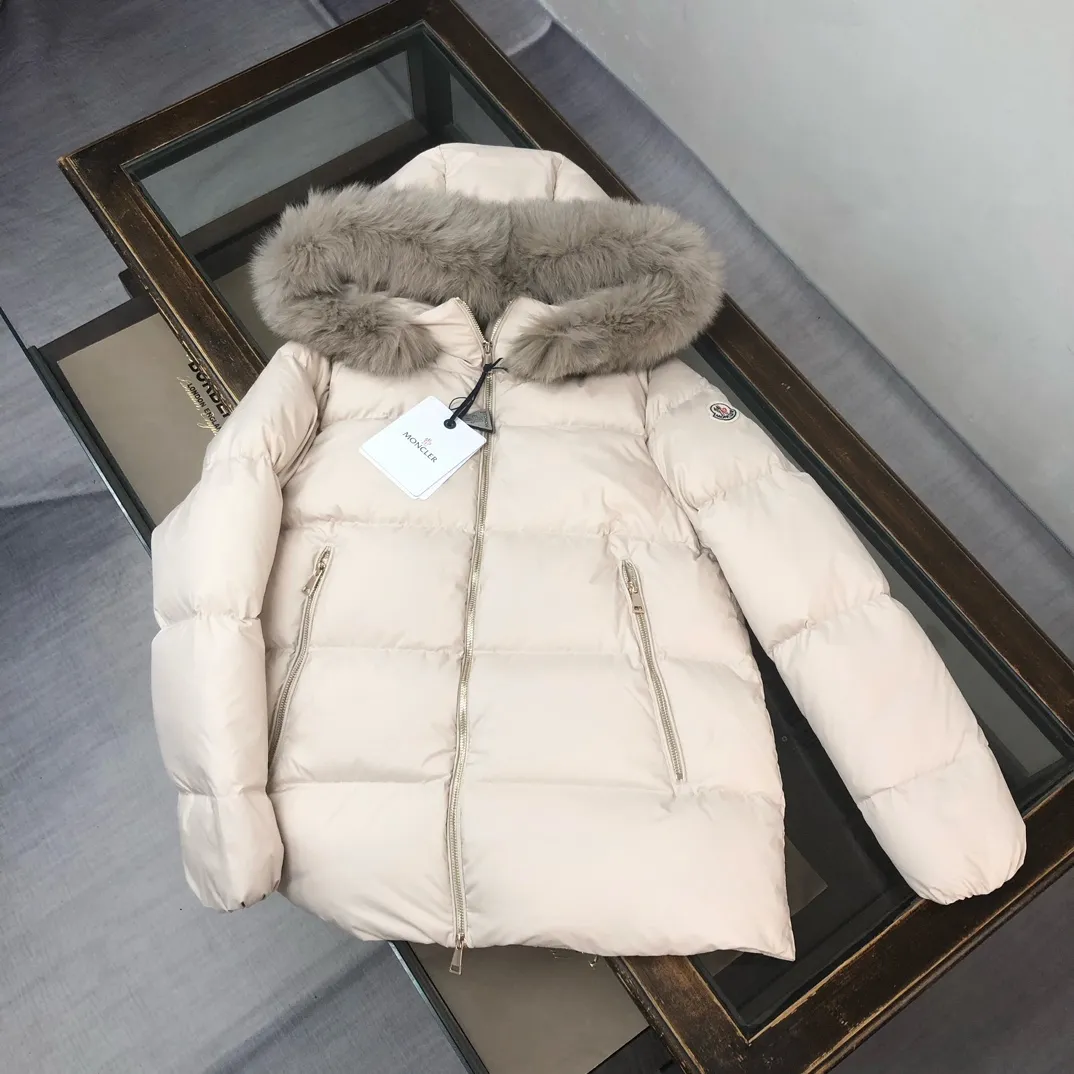 P1000 🆕Moncler Women's Laichefur Women's Short Down Hooded Fox Fur Collar A Version Doll Style Down Jacket ~ Official website counter model, ultra-light feel, super soft and skin-friendly fabric. It is comfortable to wear, the authentic craftsmanship details are in place, smooth lines and delicate lines, coupled with a cool design👌, the 100% white duck 90 down jacket will keep you from freezing this winter🎶🎶, the upper body effect is super good, generous and simple, fashionable urban style ‼ ️‼ ️ Color: black apricot Size: 1-2-3-4 (S-XL)
