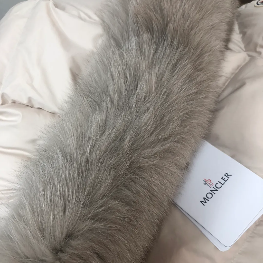 P1000 🆕Moncler Women's Laichefur Women's Short Down Hooded Fox Fur Collar A Version Doll Style Down Jacket ~ Official website counter model, ultra-light feel, super soft and skin-friendly fabric. It is comfortable to wear, the authentic craftsmanship details are in place, smooth lines and delicate lines, coupled with a cool design👌, the 100% white duck 90 down jacket will keep you from freezing this winter🎶🎶, the upper body effect is super good, generous and simple, fashionable urban style ‼ ️‼ ️ Color: black apricot Size: 1-2-3-4 (S-XL)
