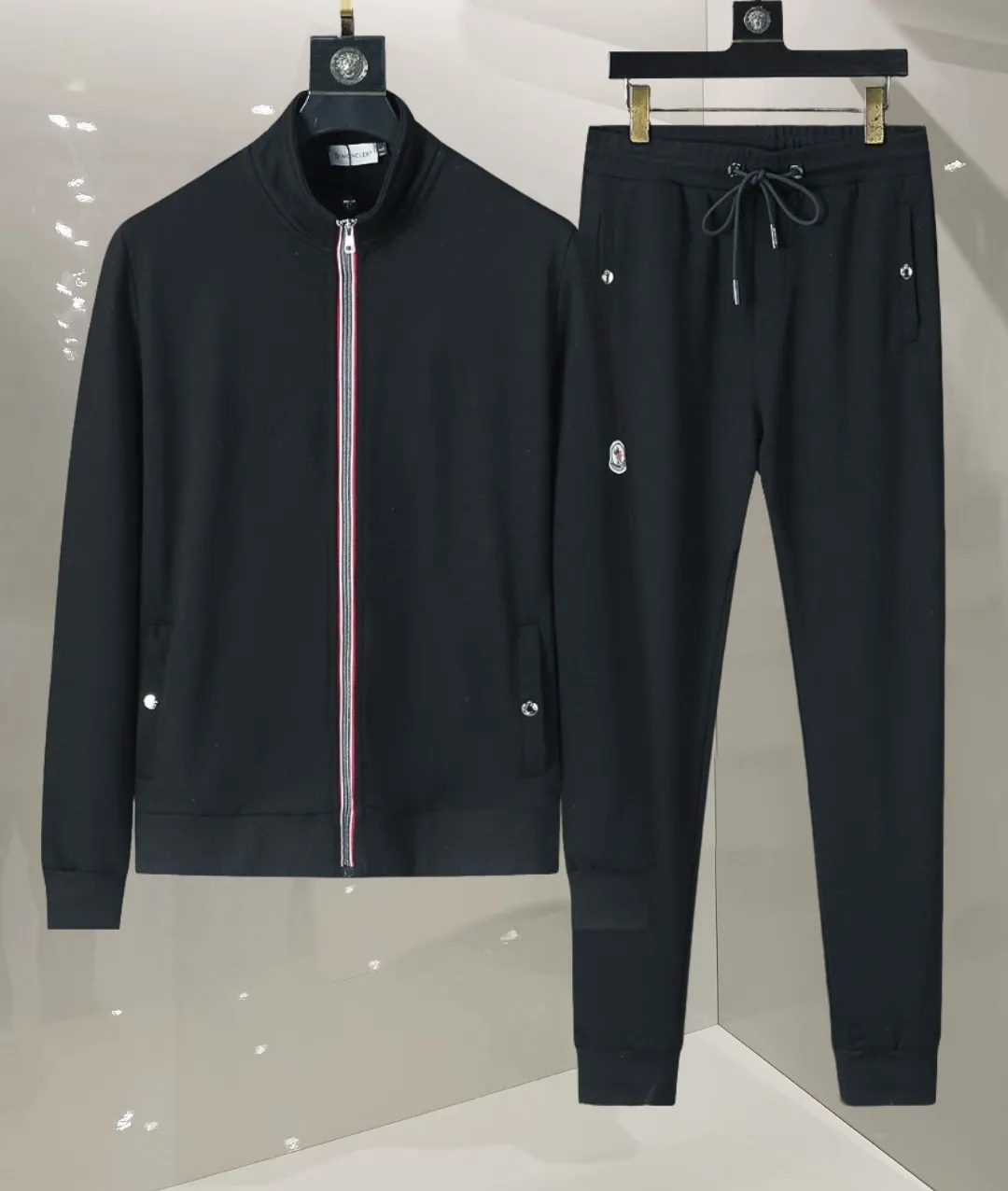 P580 🌸🌸🌸🌸Moncler 2025 new autumn and winter suit. High quality, top version of trading company channel order, exclusive and limited sale of overseas products, classic and eternal, absolutely worth buying! This type of suit is also a must-have. You don’t have to think about how to match it, you can just get it in one set! Customized fabric, smooth to the touch, yet stiff and stylish, giving the upper body a full texture! The overall design is simple and elegant without losing style. It has a strong sense of upper body and is definitely at the forefront of fashion. It is very comfortable to wear. There is no need to say much about the style and cut of the pants. The upper body is exquisite and vivid. It is a truly top-notch casual suit that can be used in various occasions whether it is sports or leisure time! ! !   Three complete standards Color: Picture color Size: M, L, xL, xxL, xxxL