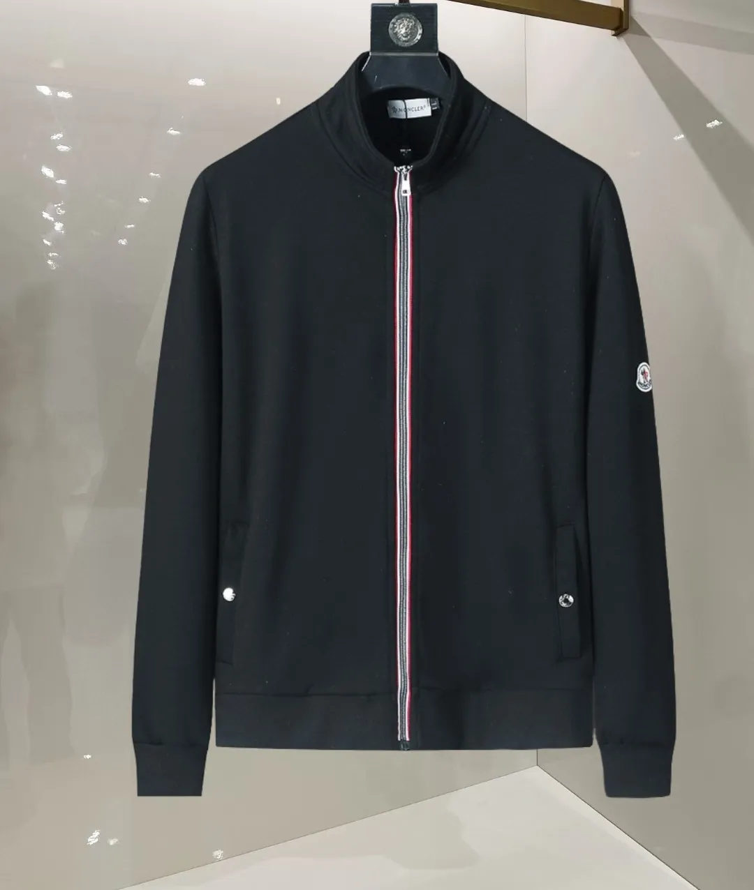 P580 🌸🌸🌸🌸Moncler 2025 new autumn and winter suit. High quality, top version of trading company channel order, exclusive and limited sale of overseas products, classic and eternal, absolutely worth buying! This type of suit is also a must-have. You don’t have to think about how to match it, you can just get it in one set! Customized fabric, smooth to the touch, yet stiff and stylish, giving the upper body a full texture! The overall design is simple and elegant without losing style. It has a strong sense of upper body and is definitely at the forefront of fashion. It is very comfortable to wear. There is no need to say much about the style and cut of the pants. The upper body is exquisite and vivid. It is a truly top-notch casual suit that can be used in various occasions whether it is sports or leisure time! ! !   Three complete standards Color: Picture color Size: M, L, xL, xxL, xxxL