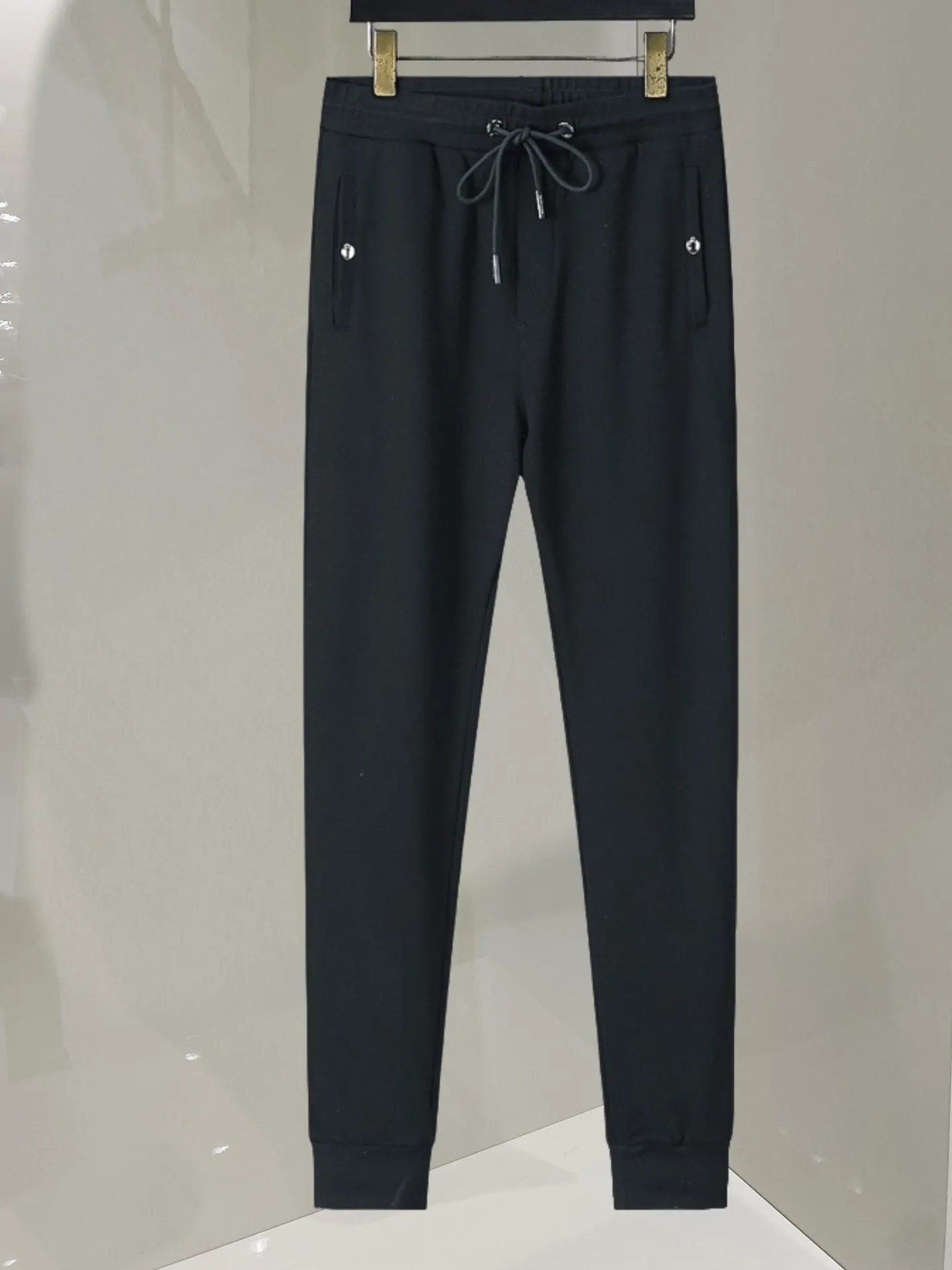 P580 🌸🌸🌸🌸Moncler 2025 new autumn and winter suit. High quality, top version of trading company channel order, exclusive and limited sale of overseas products, classic and eternal, absolutely worth buying! This type of suit is also a must-have. You don’t have to think about how to match it, you can just get it in one set! Customized fabric, smooth to the touch, yet stiff and stylish, giving the upper body a full texture! The overall design is simple and elegant without losing style. It has a strong sense of upper body and is definitely at the forefront of fashion. It is very comfortable to wear. There is no need to say much about the style and cut of the pants. The upper body is exquisite and vivid. It is a truly top-notch casual suit that can be used in various occasions whether it is sports or leisure time! ! !   Three complete standards Color: Picture color Size: M, L, xL, xxL, xxxL
