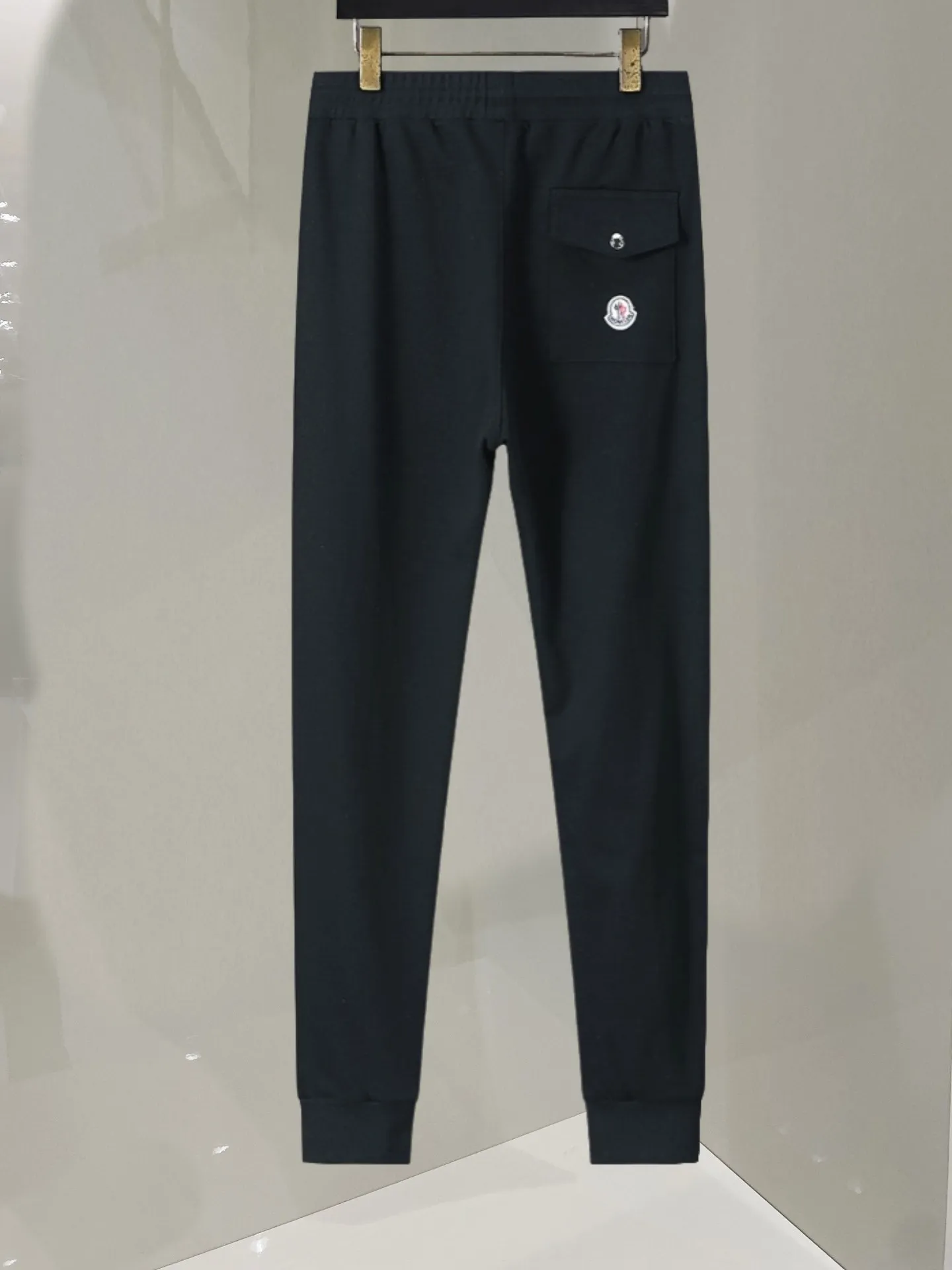 P580 🌸🌸🌸🌸Moncler 2025 new autumn and winter suit. High quality, top version of trading company channel order, exclusive and limited sale of overseas products, classic and eternal, absolutely worth buying! This type of suit is also a must-have. You don’t have to think about how to match it, you can just get it in one set! Customized fabric, smooth to the touch, yet stiff and stylish, giving the upper body a full texture! The overall design is simple and elegant without losing style. It has a strong sense of upper body and is definitely at the forefront of fashion. It is very comfortable to wear. There is no need to say much about the style and cut of the pants. The upper body is exquisite and vivid. It is a truly top-notch casual suit that can be used in various occasions whether it is sports or leisure time! ! !   Three complete standards Color: Picture color Size: M, L, xL, xxL, xxxL