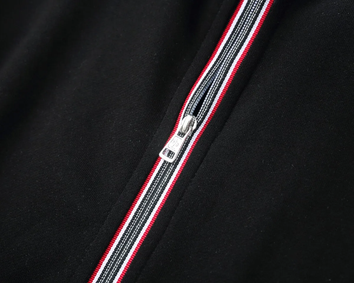 P580 🌸🌸🌸🌸Moncler 2025 new autumn and winter suit. High quality, top version of trading company channel order, exclusive and limited sale of overseas products, classic and eternal, absolutely worth buying! This type of suit is also a must-have. You don’t have to think about how to match it, you can just get it in one set! Customized fabric, smooth to the touch, yet stiff and stylish, giving the upper body a full texture! The overall design is simple and elegant without losing style. It has a strong sense of upper body and is definitely at the forefront of fashion. It is very comfortable to wear. There is no need to say much about the style and cut of the pants. The upper body is exquisite and vivid. It is a truly top-notch casual suit that can be used in various occasions whether it is sports or leisure time! ! !   Three complete standards Color: Picture color Size: M, L, xL, xxL, xxxL
