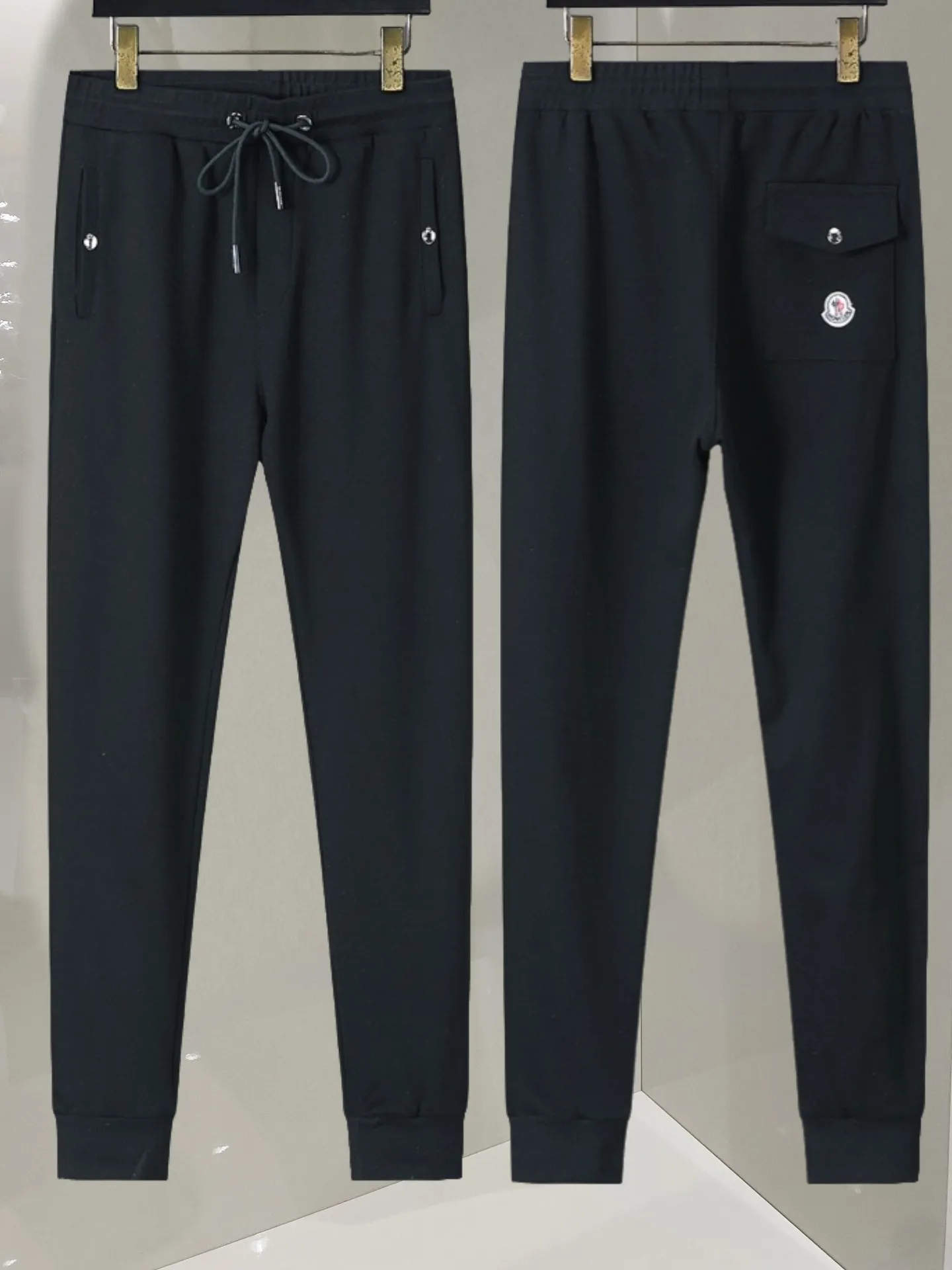 P580 🌸🌸🌸🌸Moncler 2025 new autumn and winter suit. High quality, top version of trading company channel order, exclusive and limited sale of overseas products, classic and eternal, absolutely worth buying! This type of suit is also a must-have. You don’t have to think about how to match it, you can just get it in one set! Customized fabric, smooth to the touch, yet stiff and stylish, giving the upper body a full texture! The overall design is simple and elegant without losing style. It has a strong sense of upper body and is definitely at the forefront of fashion. It is very comfortable to wear. There is no need to say much about the style and cut of the pants. The upper body is exquisite and vivid. It is a truly top-notch casual suit that can be used in various occasions whether it is sports or leisure time! ! !   Three complete standards Color: Picture color Size: M, L, xL, xxL, xxxL
