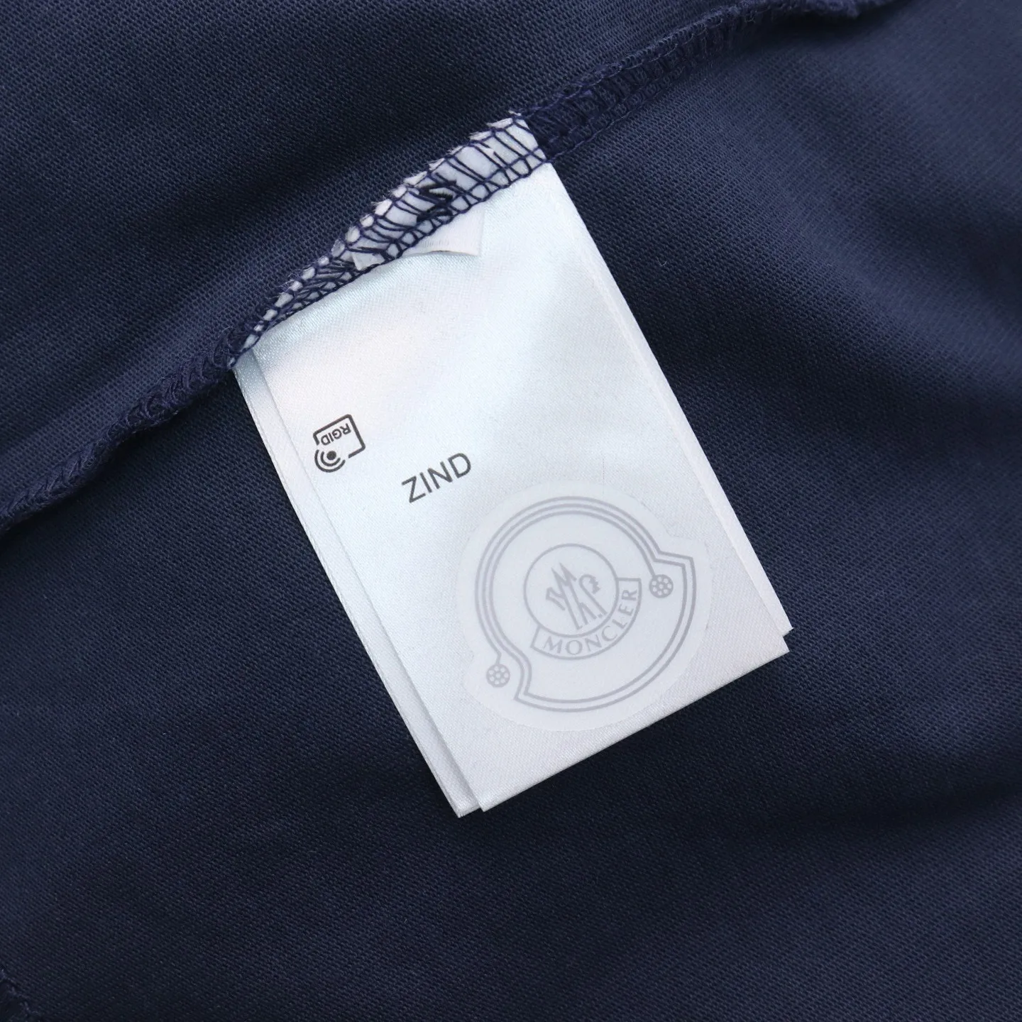 P136 Style No.: 841 〈MONCLER〉The price of the hood is actually quite advantageous. Those who have been to the counters should know that the price of the hood is not much cheaper than that of Gucci Burberry. It is just relatively low-key and unwilling to hype. It is a picture that you want to buy or not. It has an arrogant existence... Exclusively customized 270 grams of 32-count double yarn smooth cotton. The texture is very soft and comfortable. 100% different from the top fabrics in the market (does not shrink, deform, or pill). Matched with 320g 1*1 thread (the thread of the fabric is dyed in the same vat, no color difference, the thread is not easy to deform) Color: Black White Royal Blue Burgundy Code Number: S-XL