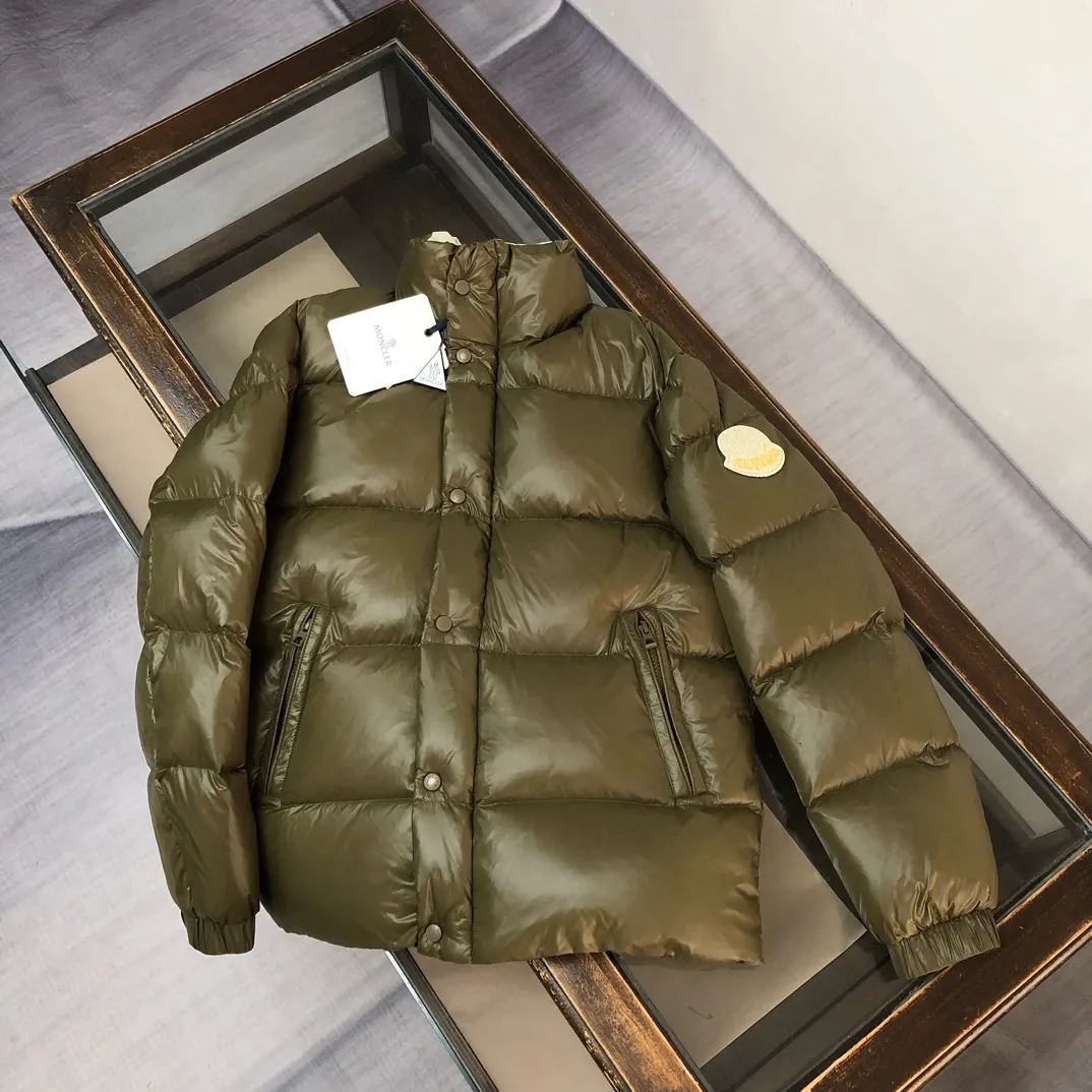 P840 🆕Moncler Tripiti 25 autumn and winter latest tripiti short down jacket for couples, made of functional shiny nylon fabric, comfortable and warm without being heavy. Chenille logo patch highlights the essence of the brand. Filled with 90% down, it is warm, comfortable and not bulky. The large squares form a bread suit pattern. Each square is evenly distributed, firmly locking the down and keeping your figure warm! Color: Black Green Size: 1-2-3-4-5 (M-3xl)