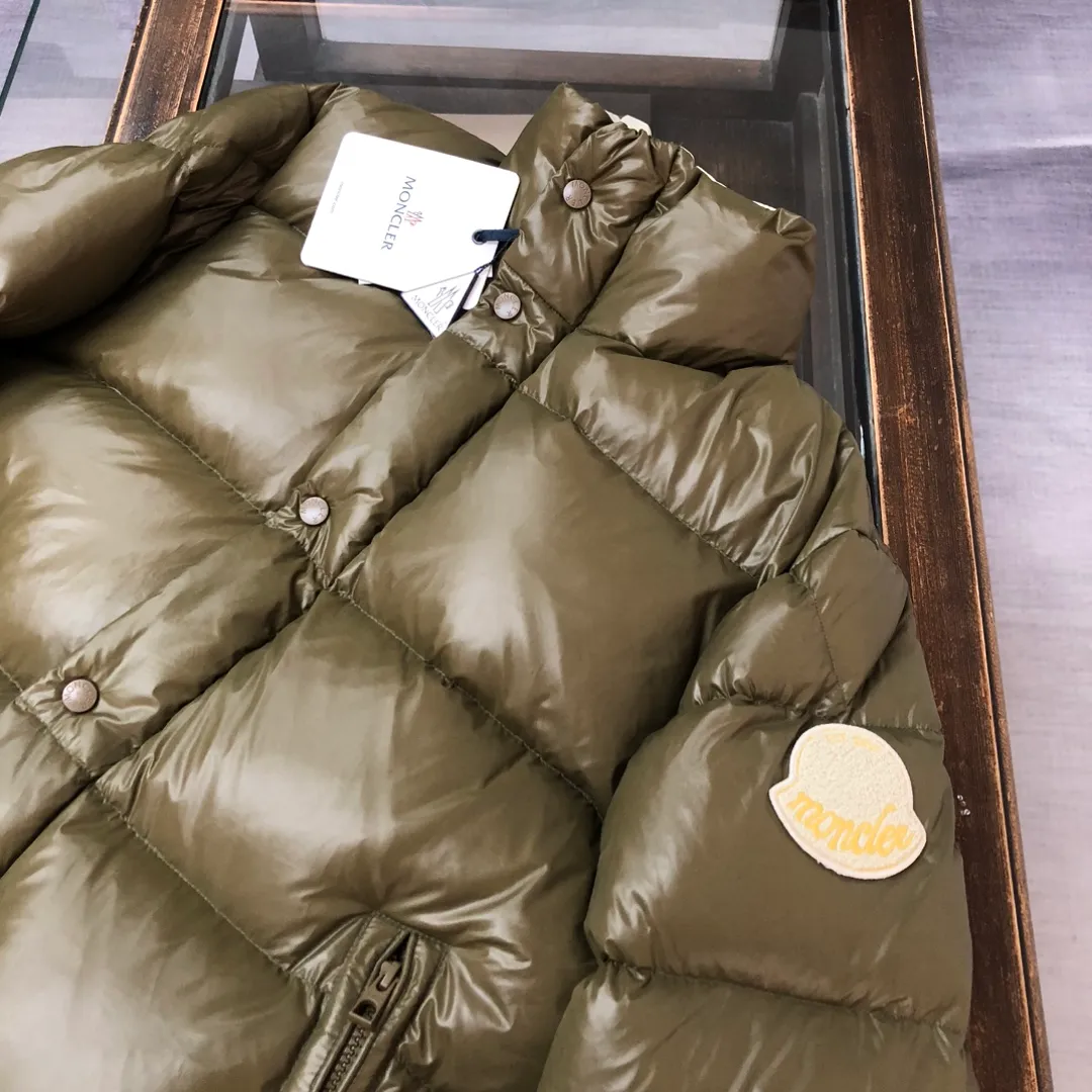 P840 🆕Moncler Tripiti 25 autumn and winter latest tripiti short down jacket for couples, made of functional shiny nylon fabric, comfortable and warm without being heavy. Chenille logo patch highlights the essence of the brand. Filled with 90% down, it is warm, comfortable and not bulky. The large squares form a bread suit pattern. Each square is evenly distributed, firmly locking the down and keeping your figure warm! Color: Black Green Size: 1-2-3-4-5 (M-3xl)