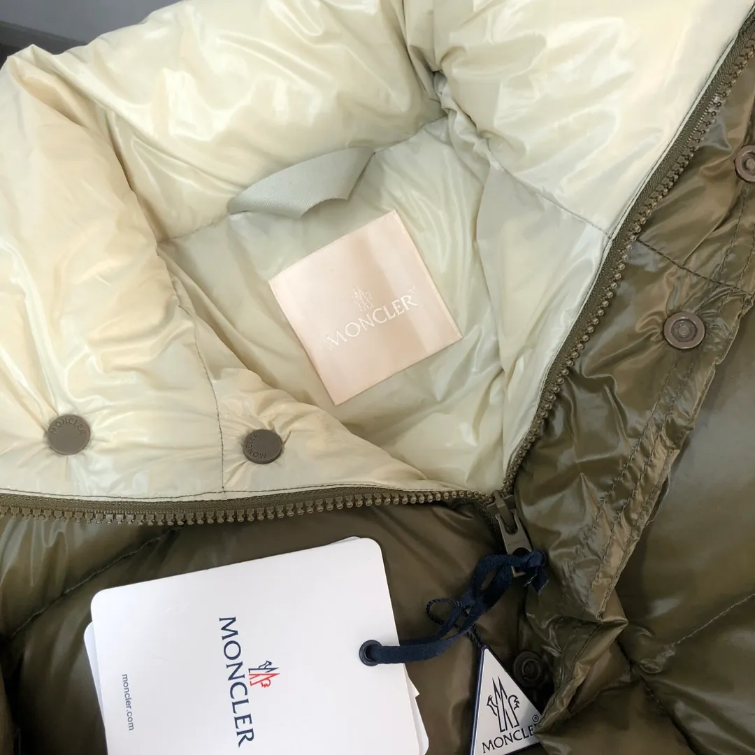 P840 🆕Moncler Tripiti 25 autumn and winter latest tripiti short down jacket for couples, made of functional shiny nylon fabric, comfortable and warm without being heavy. Chenille logo patch highlights the essence of the brand. Filled with 90% down, it is warm, comfortable and not bulky. The large squares form a bread suit pattern. Each square is evenly distributed, firmly locking the down and keeping your figure warm! Color: Black Green Size: 1-2-3-4-5 (M-3xl)