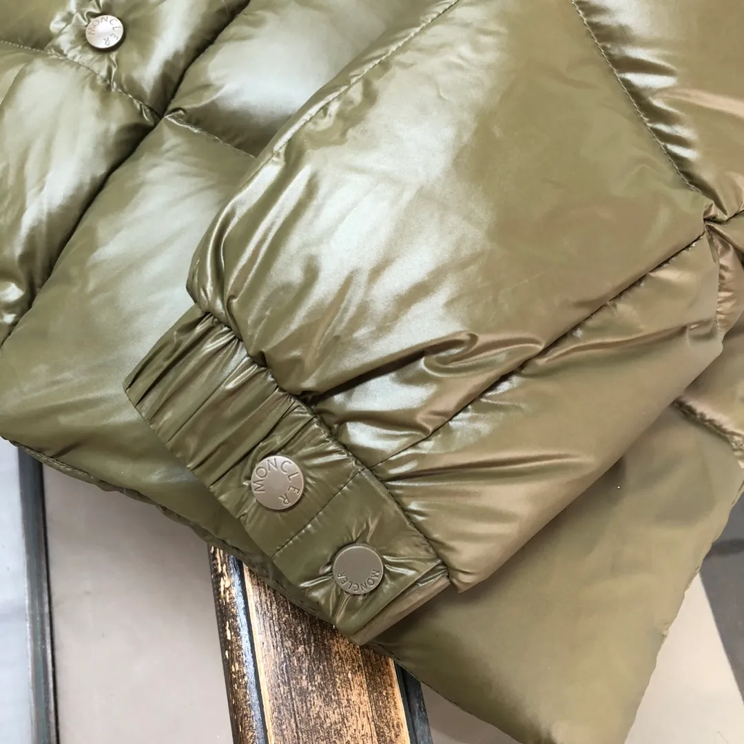 P840 🆕Moncler Tripiti 25 autumn and winter latest tripiti short down jacket for couples, made of functional shiny nylon fabric, comfortable and warm without being heavy. Chenille logo patch highlights the essence of the brand. Filled with 90% down, it is warm, comfortable and not bulky. The large squares form a bread suit pattern. Each square is evenly distributed, firmly locking the down and keeping your figure warm! Color: Black Green Size: 1-2-3-4-5 (M-3xl)