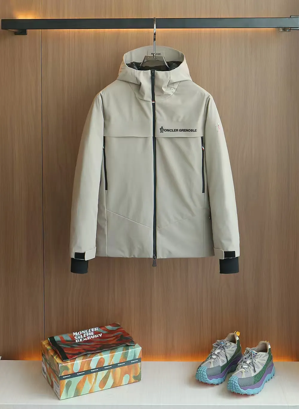 P1660 Old OEM channel, Moncler 25FW new thin and light men's hooded casual down jacket! Trading company orders Jeluz men's down inspired by classic, men's choice for outdoor activities! The product is made of GORE-Tex waterproof outdoor sports fabric and decorated with recyclable details, which demonstrates the brand's commitment to external environmental protection. The adjustable cuffs and two-way zipper ensure easy wearing and adjustment of the silhouette; the interior is made of European-standard environmentally friendly 90% white duck down + 10% feather high-content filling, which is warmer and lighter than traditional down jackets in the past. You will know its high-end atmosphere when you try it in person. The upper body is comfortable, warm and breathable without any bloated feeling! At the same time, it has a high sense of class and recognition. The seams of the body are all cut in position to ensure visual beauty, which is very time-consuming and material-consuming! The fashionable detachable vest can be worn alone. The detachable hooded stand-up collar design is easy to disassemble and assemble to create different fashionable looks. The concealed placket, two-way zipper opening and closing, elastic cuffs and drawstring hem cuff design can better withstand the cold wind and keep the upper body warm in autumn and winter. It is a tall and stylish item! Color: black, premium gray, off-white Size: M-3XL G9003 data reference: Size 1: shoulder width 51cm-bust 114cm-shirt length 70cm-sleeve length 61cm Size 2: shoulder width 52cm-chest 118cm-shirt length 71cm-sleeve length 62cm Size 3: shoulder width 53cm-chest 122cm-shirt length 72cm-sleeve length 63cm 4 Size: Shoulder width 54cm - Bust 126cm - Clothing length 73cm - Sleeve length 64cm Size 5: Shoulder width 55cm - Bust 130cm - Clothing length 75cm - Sleeve length 64cm