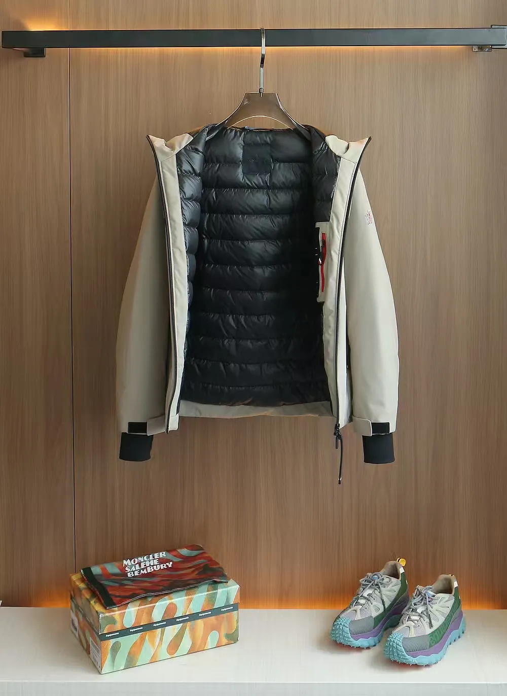 P1660 Old OEM channel, Moncler 25FW new thin and light men's hooded casual down jacket! Trading company orders Jeluz men's down inspired by classic, men's choice for outdoor activities! The product is made of GORE-Tex waterproof outdoor sports fabric and decorated with recyclable details, which demonstrates the brand's commitment to external environmental protection. The adjustable cuffs and two-way zipper ensure easy wearing and adjustment of the silhouette; the interior is made of European-standard environmentally friendly 90% white duck down + 10% feather high-content filling, which is warmer and lighter than traditional down jackets in the past. You will know its high-end atmosphere when you try it in person. The upper body is comfortable, warm and breathable without any bloated feeling! At the same time, it has a high sense of class and recognition. The seams of the body are all cut in position to ensure visual beauty, which is very time-consuming and material-consuming! The fashionable detachable vest can be worn alone. The detachable hooded stand-up collar design is easy to disassemble and assemble to create different fashionable looks. The concealed placket, two-way zipper opening and closing, elastic cuffs and drawstring hem cuff design can better withstand the cold wind and keep the upper body warm in autumn and winter. It is a tall and stylish item! Color: black, premium gray, off-white Size: M-3XL G9003 data reference: Size 1: shoulder width 51cm-bust 114cm-shirt length 70cm-sleeve length 61cm Size 2: shoulder width 52cm-chest 118cm-shirt length 71cm-sleeve length 62cm Size 3: shoulder width 53cm-chest 122cm-shirt length 72cm-sleeve length 63cm 4 Size: Shoulder width 54cm - Bust 126cm - Clothing length 73cm - Sleeve length 64cm Size 5: Shoulder width 55cm - Bust 130cm - Clothing length 75cm - Sleeve length 64cm