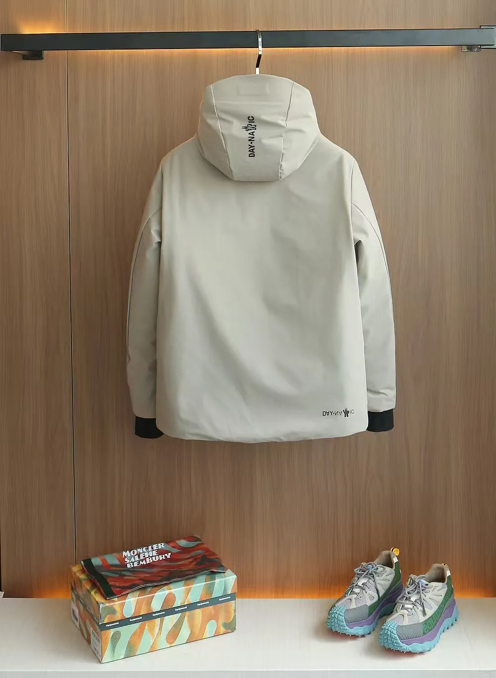 P1660 Old OEM channel, Moncler 25FW new thin and light men's hooded casual down jacket! Trading company orders Jeluz men's down inspired by classic, men's choice for outdoor activities! The product is made of GORE-Tex waterproof outdoor sports fabric and decorated with recyclable details, which demonstrates the brand's commitment to external environmental protection. The adjustable cuffs and two-way zipper ensure easy wearing and adjustment of the silhouette; the interior is made of European-standard environmentally friendly 90% white duck down + 10% feather high-content filling, which is warmer and lighter than traditional down jackets in the past. You will know its high-end atmosphere when you try it in person. The upper body is comfortable, warm and breathable without any bloated feeling! At the same time, it has a high sense of class and recognition. The seams of the body are all cut in position to ensure visual beauty, which is very time-consuming and material-consuming! The fashionable detachable vest can be worn alone. The detachable hooded stand-up collar design is easy to disassemble and assemble to create different fashionable looks. The concealed placket, two-way zipper opening and closing, elastic cuffs and drawstring hem cuff design can better withstand the cold wind and keep the upper body warm in autumn and winter. It is a tall and stylish item! Color: black, premium gray, off-white Size: M-3XL G9003 data reference: Size 1: shoulder width 51cm-bust 114cm-shirt length 70cm-sleeve length 61cm Size 2: shoulder width 52cm-chest 118cm-shirt length 71cm-sleeve length 62cm Size 3: shoulder width 53cm-chest 122cm-shirt length 72cm-sleeve length 63cm 4 Size: Shoulder width 54cm - Bust 126cm - Clothing length 73cm - Sleeve length 64cm Size 5: Shoulder width 55cm - Bust 130cm - Clothing length 75cm - Sleeve length 64cm