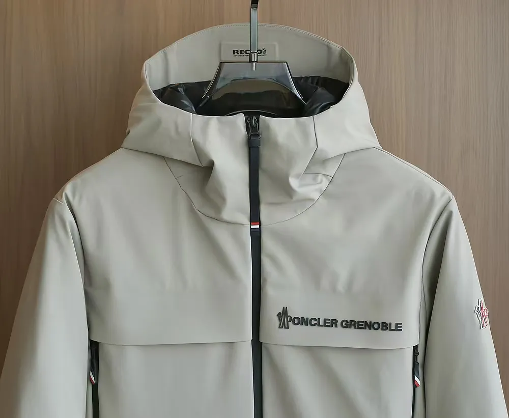 P1660 Old OEM channel, Moncler 25FW new thin and light men's hooded casual down jacket! Trading company orders Jeluz men's down inspired by classic, men's choice for outdoor activities! The product is made of GORE-Tex waterproof outdoor sports fabric and decorated with recyclable details, which demonstrates the brand's commitment to external environmental protection. The adjustable cuffs and two-way zipper ensure easy wearing and adjustment of the silhouette; the interior is made of European-standard environmentally friendly 90% white duck down + 10% feather high-content filling, which is warmer and lighter than traditional down jackets in the past. You will know its high-end atmosphere when you try it in person. The upper body is comfortable, warm and breathable without any bloated feeling! At the same time, it has a high sense of class and recognition. The seams of the body are all cut in position to ensure visual beauty, which is very time-consuming and material-consuming! The fashionable detachable vest can be worn alone. The detachable hooded stand-up collar design is easy to disassemble and assemble to create different fashionable looks. The concealed placket, two-way zipper opening and closing, elastic cuffs and drawstring hem cuff design can better withstand the cold wind and keep the upper body warm in autumn and winter. It is a tall and stylish item! Color: black, premium gray, off-white Size: M-3XL G9003 data reference: Size 1: shoulder width 51cm-bust 114cm-shirt length 70cm-sleeve length 61cm Size 2: shoulder width 52cm-chest 118cm-shirt length 71cm-sleeve length 62cm Size 3: shoulder width 53cm-chest 122cm-shirt length 72cm-sleeve length 63cm 4 Size: Shoulder width 54cm - Bust 126cm - Clothing length 73cm - Sleeve length 64cm Size 5: Shoulder width 55cm - Bust 130cm - Clothing length 75cm - Sleeve length 64cm