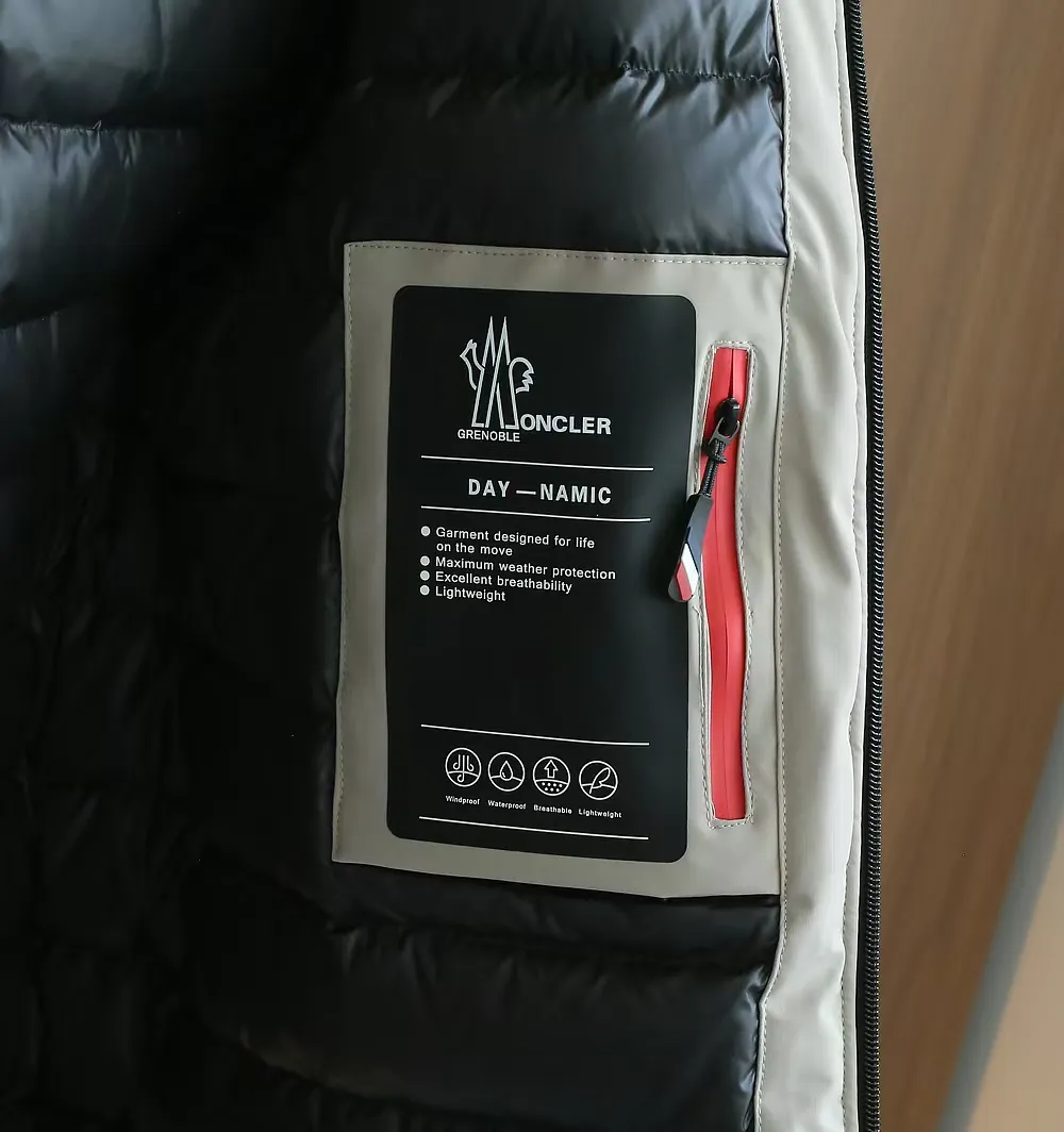 P1660 Old OEM channel, Moncler 25FW new thin and light men's hooded casual down jacket! Trading company orders Jeluz men's down inspired by classic, men's choice for outdoor activities! The product is made of GORE-Tex waterproof outdoor sports fabric and decorated with recyclable details, which demonstrates the brand's commitment to external environmental protection. The adjustable cuffs and two-way zipper ensure easy wearing and adjustment of the silhouette; the interior is made of European-standard environmentally friendly 90% white duck down + 10% feather high-content filling, which is warmer and lighter than traditional down jackets in the past. You will know its high-end atmosphere when you try it in person. The upper body is comfortable, warm and breathable without any bloated feeling! At the same time, it has a high sense of class and recognition. The seams of the body are all cut in position to ensure visual beauty, which is very time-consuming and material-consuming! The fashionable detachable vest can be worn alone. The detachable hooded stand-up collar design is easy to disassemble and assemble to create different fashionable looks. The concealed placket, two-way zipper opening and closing, elastic cuffs and drawstring hem cuff design can better withstand the cold wind and keep the upper body warm in autumn and winter. It is a tall and stylish item! Color: black, premium gray, off-white Size: M-3XL G9003 data reference: Size 1: shoulder width 51cm-bust 114cm-shirt length 70cm-sleeve length 61cm Size 2: shoulder width 52cm-chest 118cm-shirt length 71cm-sleeve length 62cm Size 3: shoulder width 53cm-chest 122cm-shirt length 72cm-sleeve length 63cm 4 Size: Shoulder width 54cm - Bust 126cm - Clothing length 73cm - Sleeve length 64cm Size 5: Shoulder width 55cm - Bust 130cm - Clothing length 75cm - Sleeve length 64cm