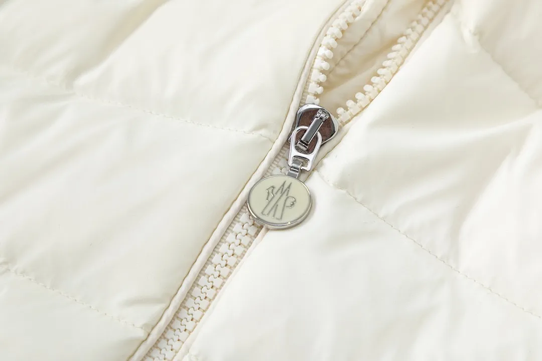 P620 (with dust bag) Moncler/muzzled new arrival Stand collar spliced air cotton down jacket Customized yb windproof and waterproof nylon material White goose down filling The whole piece is light and warm Stand collar design is fashionable and does not look bloated Classic rectangular texture splicing Air cotton sleeves Back and shoulders Iconic brand seal decoration presents the brand concept Regular slim version is different from the large version Black versatile fashionable white gentle temperament 2 colors are classic versatile colors integrating warmth and fashion Get rid of the traditional bloated down for southern babies in autumn and winter. One piece can be worn alone by northern babies in early autumn. Customized fabrics and accessories for winter layering. Check the correct version. Filling standard: national standard 90 down filling, same style for men and women. Color: black/white. Size: S M L XL