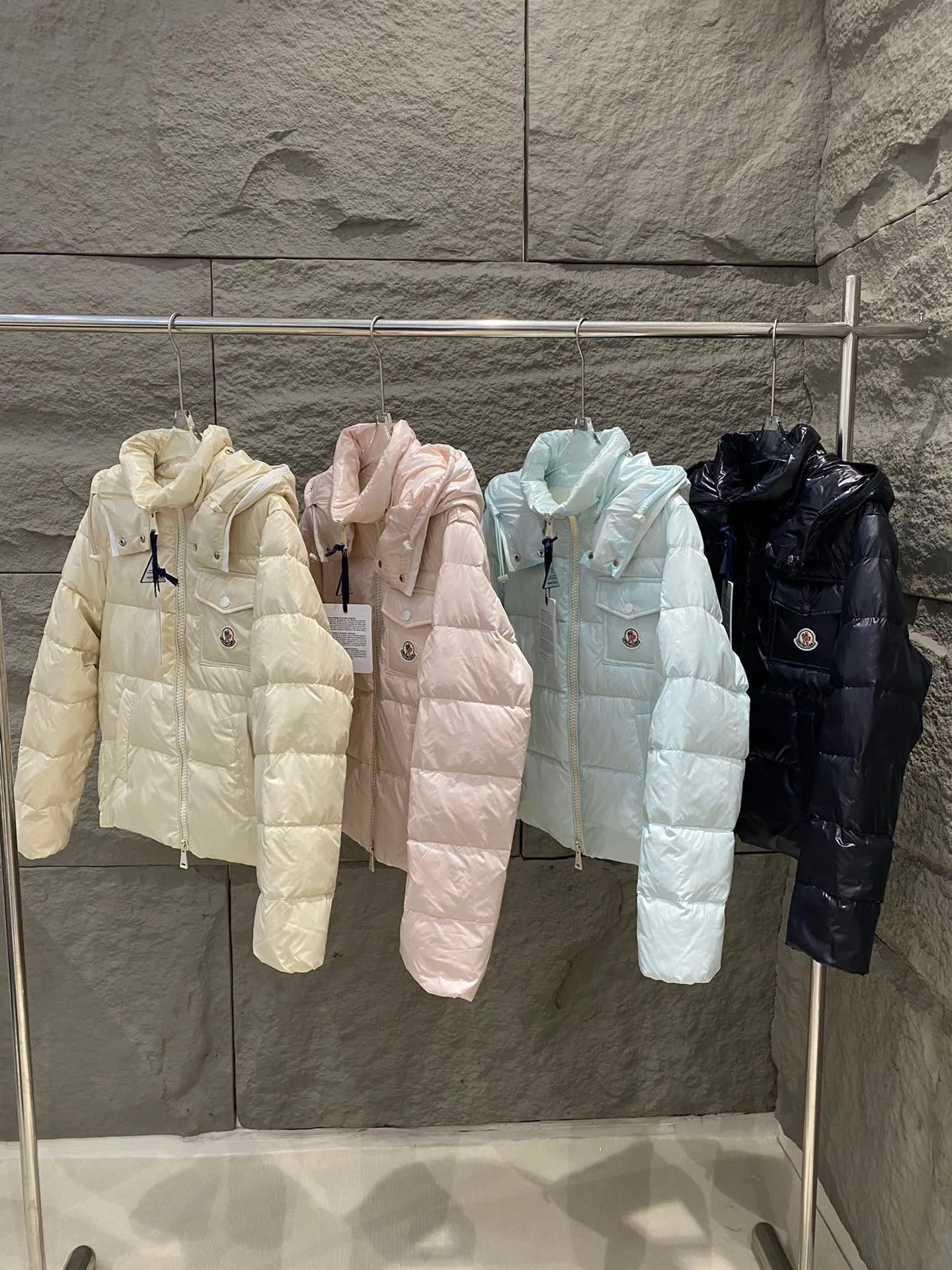 P720 Moncler/Mask Andro 24 autumn and winter detachable hooded short glossy short four-color women's down jacket. Super age-reducing version and ice cream cream color. Short version with elastic hem design. It is windproof and more generous and dignified than the A-line cloak version. Chest pocket design➕logo brand mark. The fabric is wash-free and waterproof for better care. The whole dress is mainly light on the upper body in terms of shape, thickness and accessory design. Multiple colors available. Color: White Black Pink Light Blue Size: 0-1-2-3