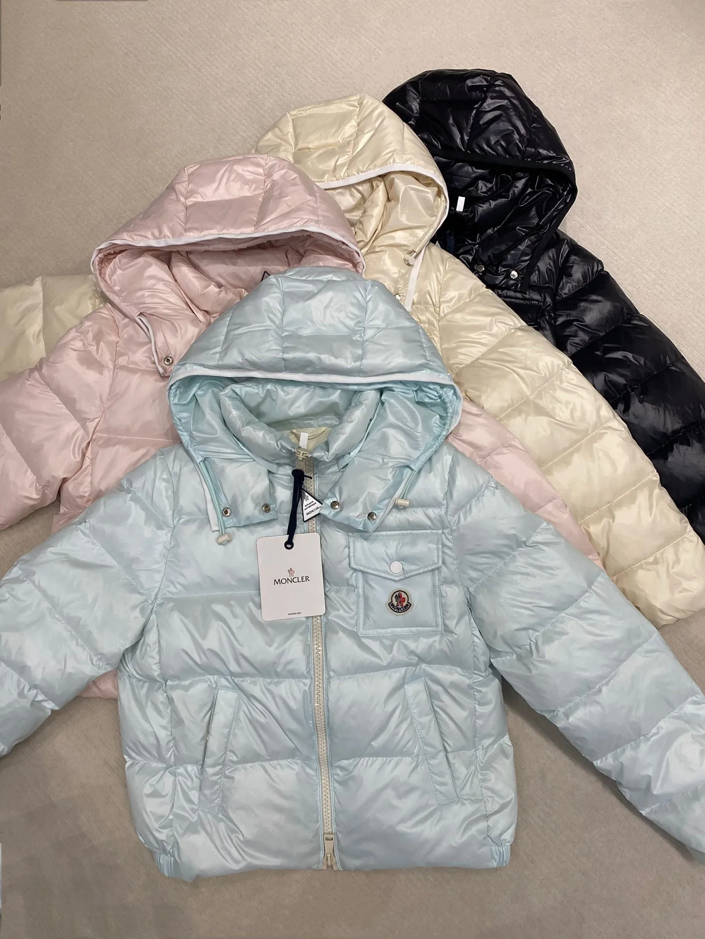 P720 Moncler/Mask Andro 24 autumn and winter detachable hooded short glossy short four-color women's down jacket. Super age-reducing version and ice cream cream color. Short version with elastic hem design. It is windproof and more generous and dignified than the A-line cloak version. Chest pocket design➕logo brand mark. The fabric is wash-free and waterproof for better care. The whole dress is mainly light on the upper body in terms of shape, thickness and accessory design. Multiple colors available. Color: White Black Pink Light Blue Size: 0-1-2-3