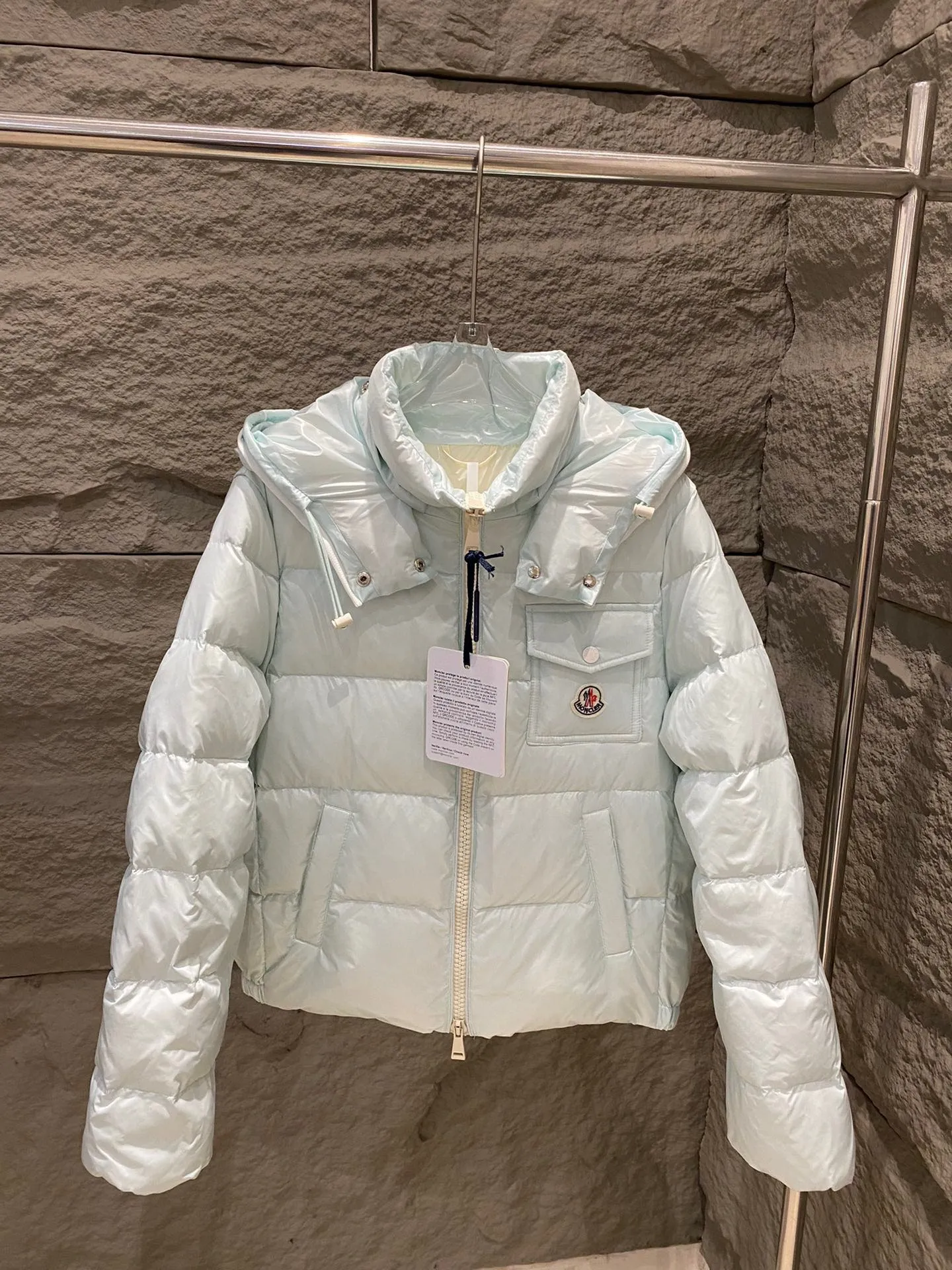 P720 Moncler/Mask Andro 24 autumn and winter detachable hooded short glossy short four-color women's down jacket. Super age-reducing version and ice cream cream color. Short version with elastic hem design. It is windproof and more generous and dignified than the A-line cloak version. Chest pocket design➕logo brand mark. The fabric is wash-free and waterproof for better care. The whole dress is mainly light on the upper body in terms of shape, thickness and accessory design. Multiple colors available. Color: White Black Pink Light Blue Size: 0-1-2-3