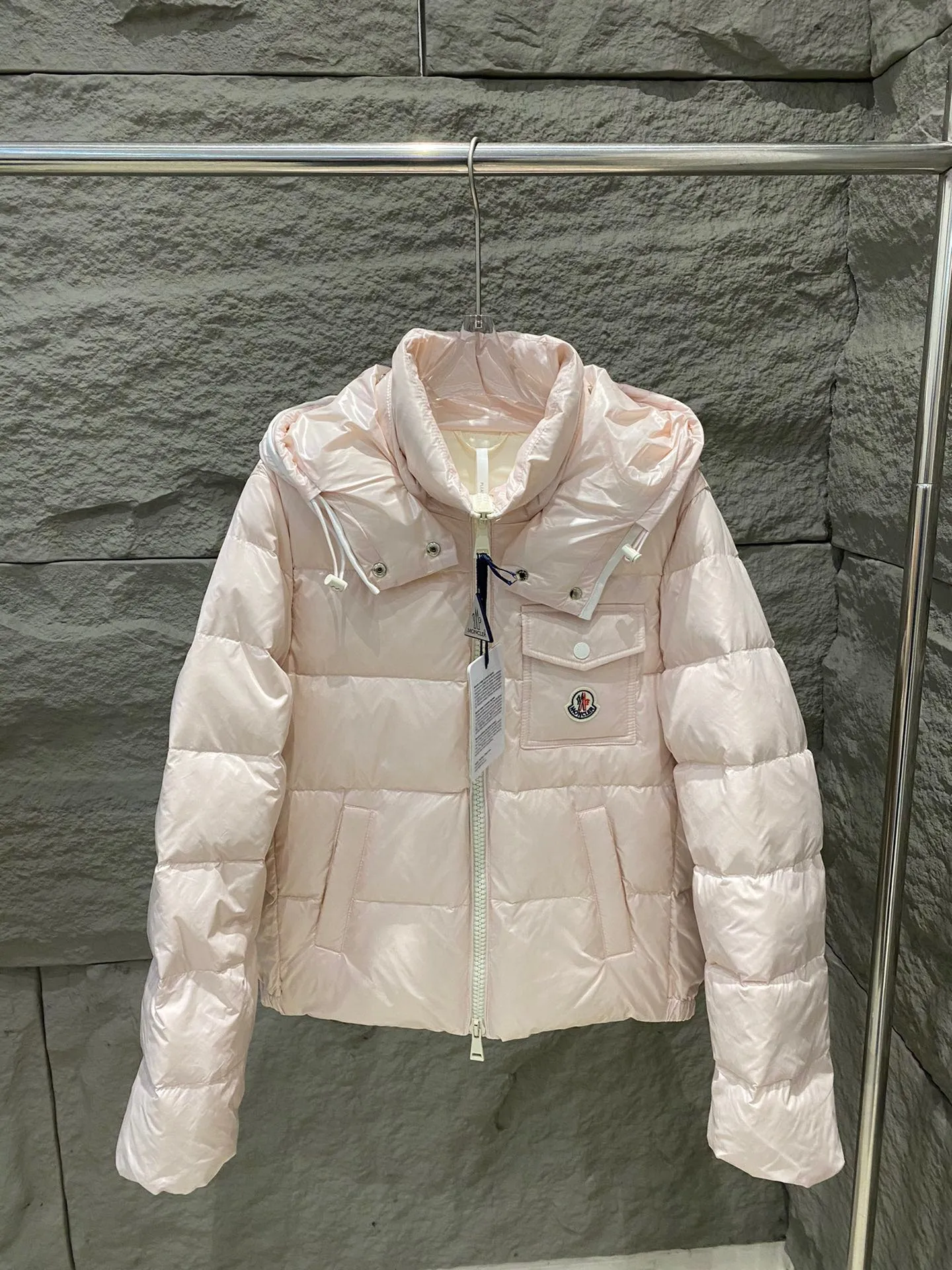 P720 Moncler/Mask Andro 24 autumn and winter detachable hooded short glossy short four-color women's down jacket. Super age-reducing version and ice cream cream color. Short version with elastic hem design. It is windproof and more generous and dignified than the A-line cloak version. Chest pocket design➕logo brand mark. The fabric is wash-free and waterproof for better care. The whole dress is mainly light on the upper body in terms of shape, thickness and accessory design. Multiple colors available. Color: White Black Pink Light Blue Size: 0-1-2-3