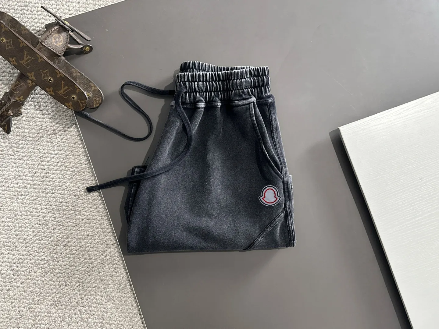 Next day shipment P300 High quality MONCLER/muzzle 2025 spring and summer new style high-definition elastic band casual solid color loose shorts, made with machines imported from Italy. The hem of the trousers is stitched with two needles. The stitching is fine and firm. The fabric is customized at the counter and has high breathability and comfort. The details are impeccable. The brand element design concept reflects high quality. It feels delicate and soft! It presents a casual cut and the upper body shape is great! Size: S-XXL
