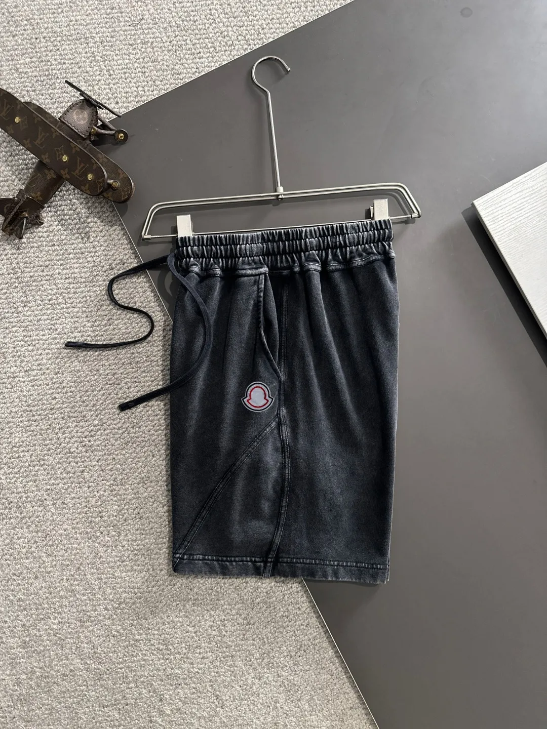 Next day shipment P300 High quality MONCLER/muzzle 2025 spring and summer new style high-definition elastic band casual solid color loose shorts, made with machines imported from Italy. The hem of the trousers is stitched with two needles. The stitching is fine and firm. The fabric is customized at the counter and has high breathability and comfort. The details are impeccable. The brand element design concept reflects high quality. It feels delicate and soft! It presents a casual cut and the upper body shape is great! Size: S-XXL
