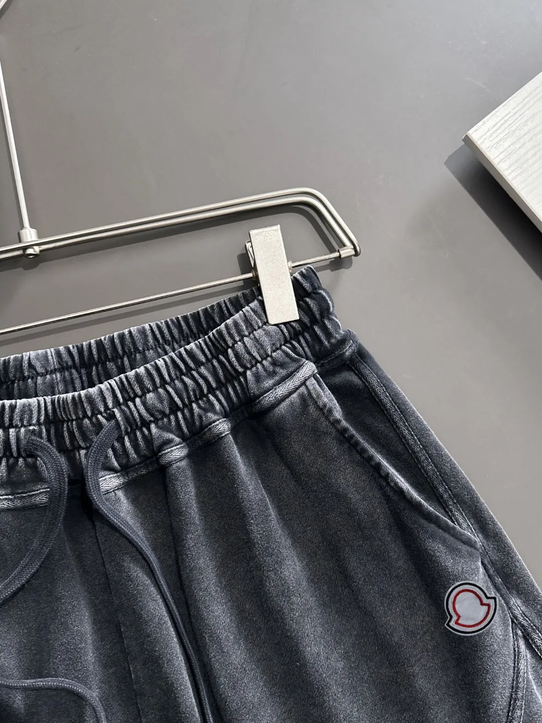 Next day shipment P300 High quality MONCLER/muzzle 2025 spring and summer new style high-definition elastic band casual solid color loose shorts, made with machines imported from Italy. The hem of the trousers is stitched with two needles. The stitching is fine and firm. The fabric is customized at the counter and has high breathability and comfort. The details are impeccable. The brand element design concept reflects high quality. It feels delicate and soft! It presents a casual cut and the upper body shape is great! Size: S-XXL